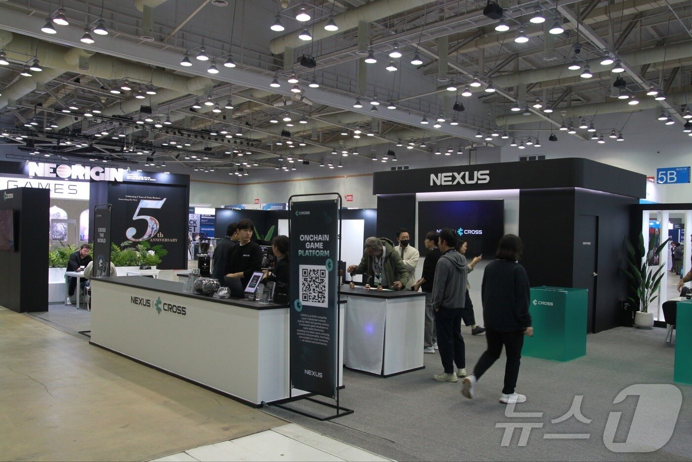 본문 이미지 - 14일 부산 벡스코 제2전시관에 위치한 넥써쓰 BTB(기업 간 거래) 부스에 방문객들이 드나들고 있다. 넥써쓰는 이번 부스를 블록체인 플랫폼 '크로쓰'(CROSS)의 개방성에 착안해 오픈형 라운지 형태로 설계했다.2025.11.14/뉴스1 ⓒ News1 김민재 기자