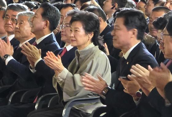 박근혜 "한 마음 뭉치면 못 할 일 없다는 것 아버지의 가르침"(종합)