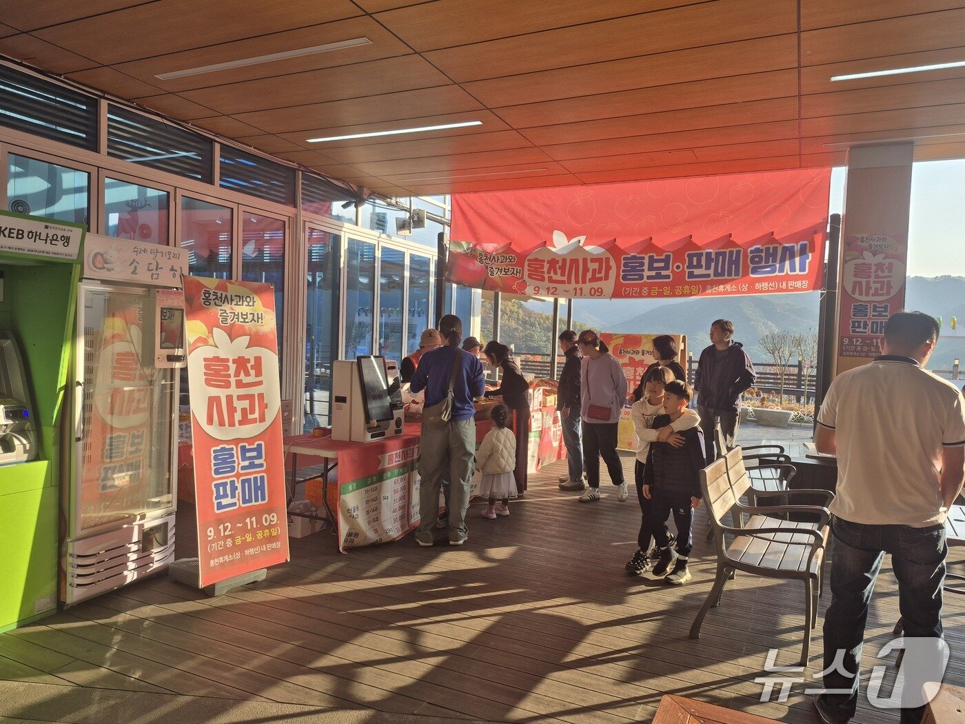 본문 이미지 - 홍천 휴게소 홍보판매행사 관련 사진.&#40;홍천군 제공. 재판매 및 DB금지&#41;/뉴스1