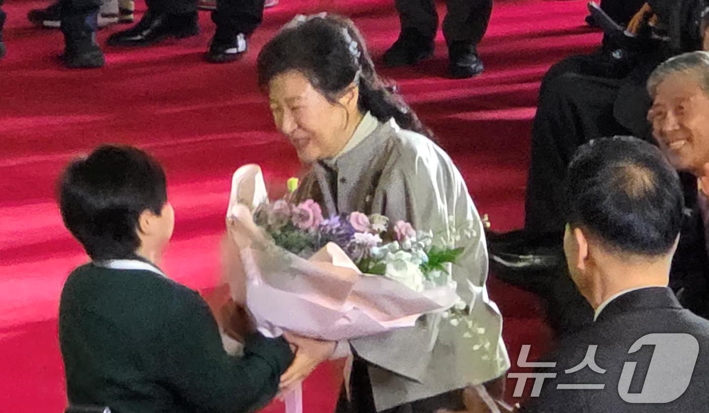 본문 이미지 - 박근혜 전 대통령이 14일 박정희 대통령 탄신 108돌을 맞아 구미복합스포츠센터에서 열린 문화행사장에 입장하면서 내빈들과 인사를 나누고 있다. 2025.11.14/뉴스1 ⓒ News1 정우용 기자