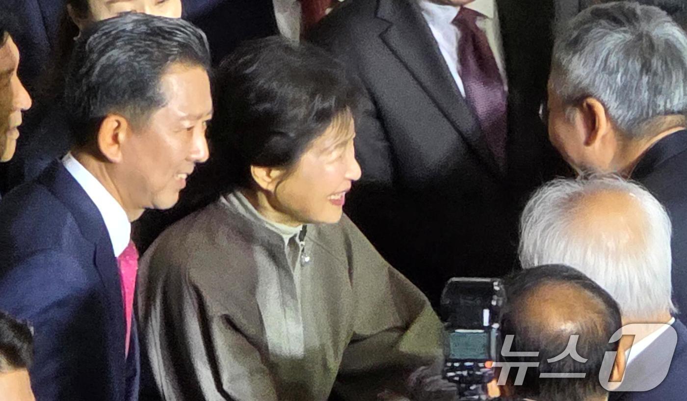 본문 이미지 - 박근혜 전 대통령이 14일 박정희 전 대통령 탄신 108돌을 맞아 경북 구미시 구미복합스포츠센터에서 열린 문화행사에 입장하며 참석자들과 인사를 하고 있다. 2025.11.14/뉴스1 ⓒ News1 정우용 기자