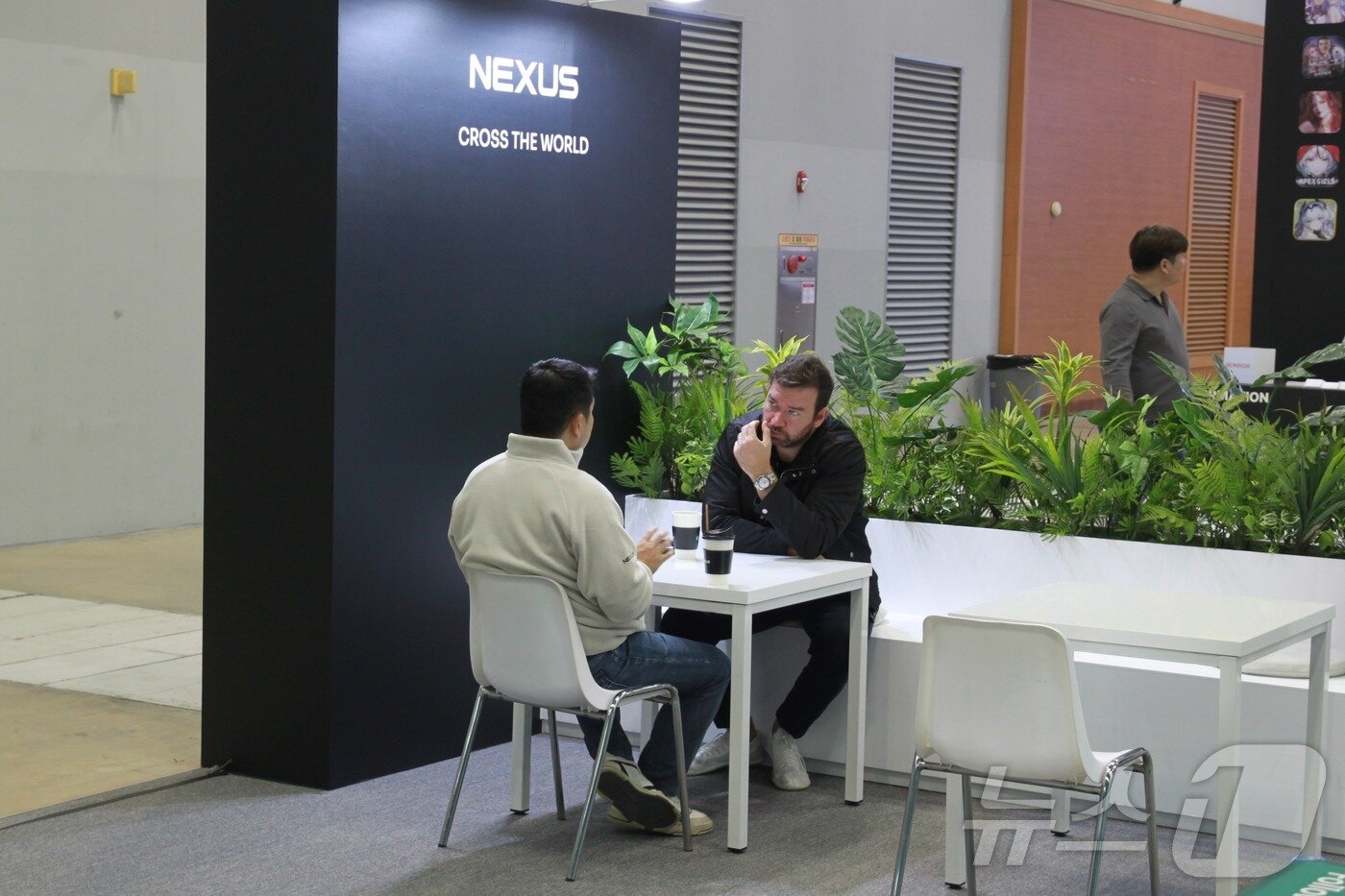 본문 이미지 - 김재영 두바이 복합상품센터(DMCC) 넥써쓰허브 법인장(사진 왼쪽)이 14일 오전 부산 벡스코 제2전시관에 위치한 BTB(기업 간 거래) 부스에서 방문객과 대화를 나누고 있다.2025.11.14/뉴스1 ⓒ News1 김민재 기자