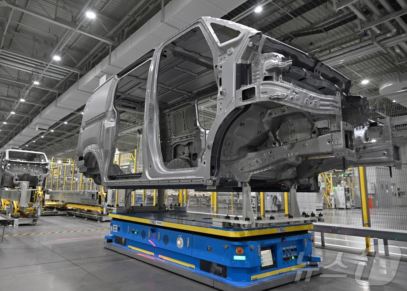 (서울=뉴스1) = 기아는 14일 경기도 화성시 우정읍에 위치한 오토랜드 화성에서 ‘EVO Plant East’ 준공식 및 ‘EVO Plant West’ 기공식을 개최했다. 사진은 …