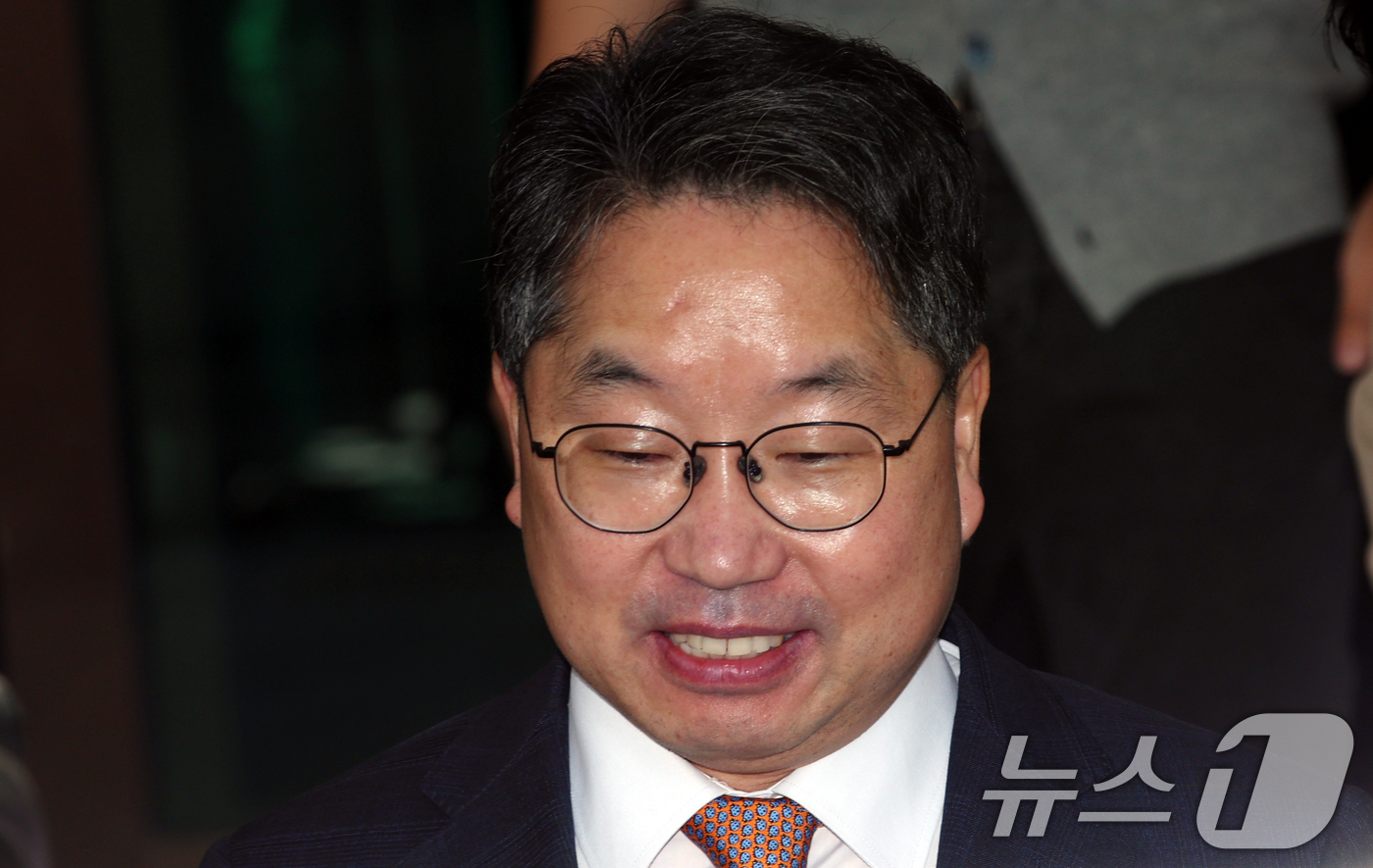 (서울=뉴스1) 김명섭 기자 = 노만석 검찰총장 직무대행이 14일 오전 서울 서초동 대검찰청에서 열린 비공개 퇴임식을 마치고 청사를 나서고 있다. 2025.11.14/뉴스1