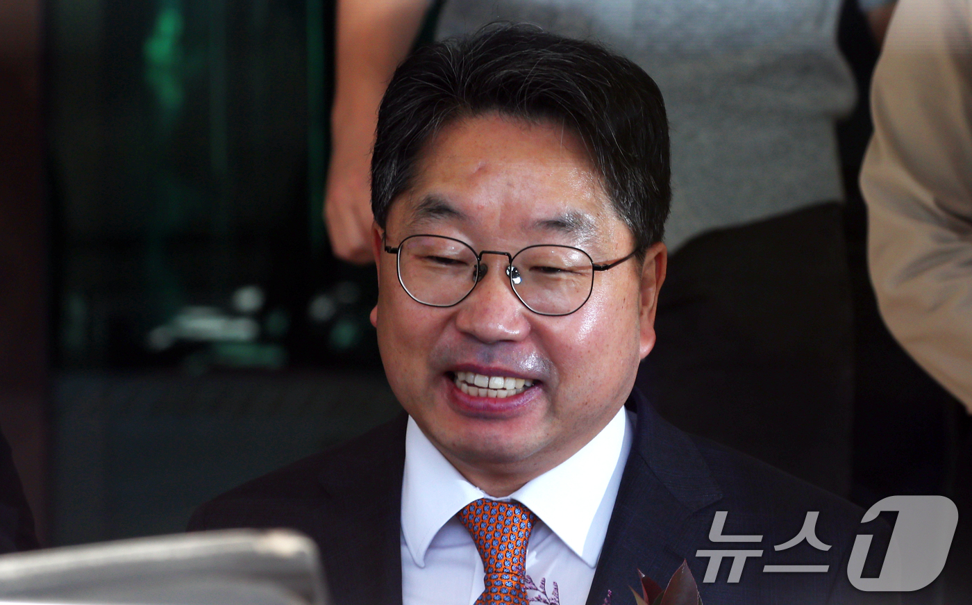 (서울=뉴스1) 김명섭 기자 = 노만석 검찰총장 직무대행이 14일 오전 서울 서초동 대검찰청에서 열린 비공개 퇴임식을 마치고 청사를 나서고 있다. 2025.11.14/뉴스1