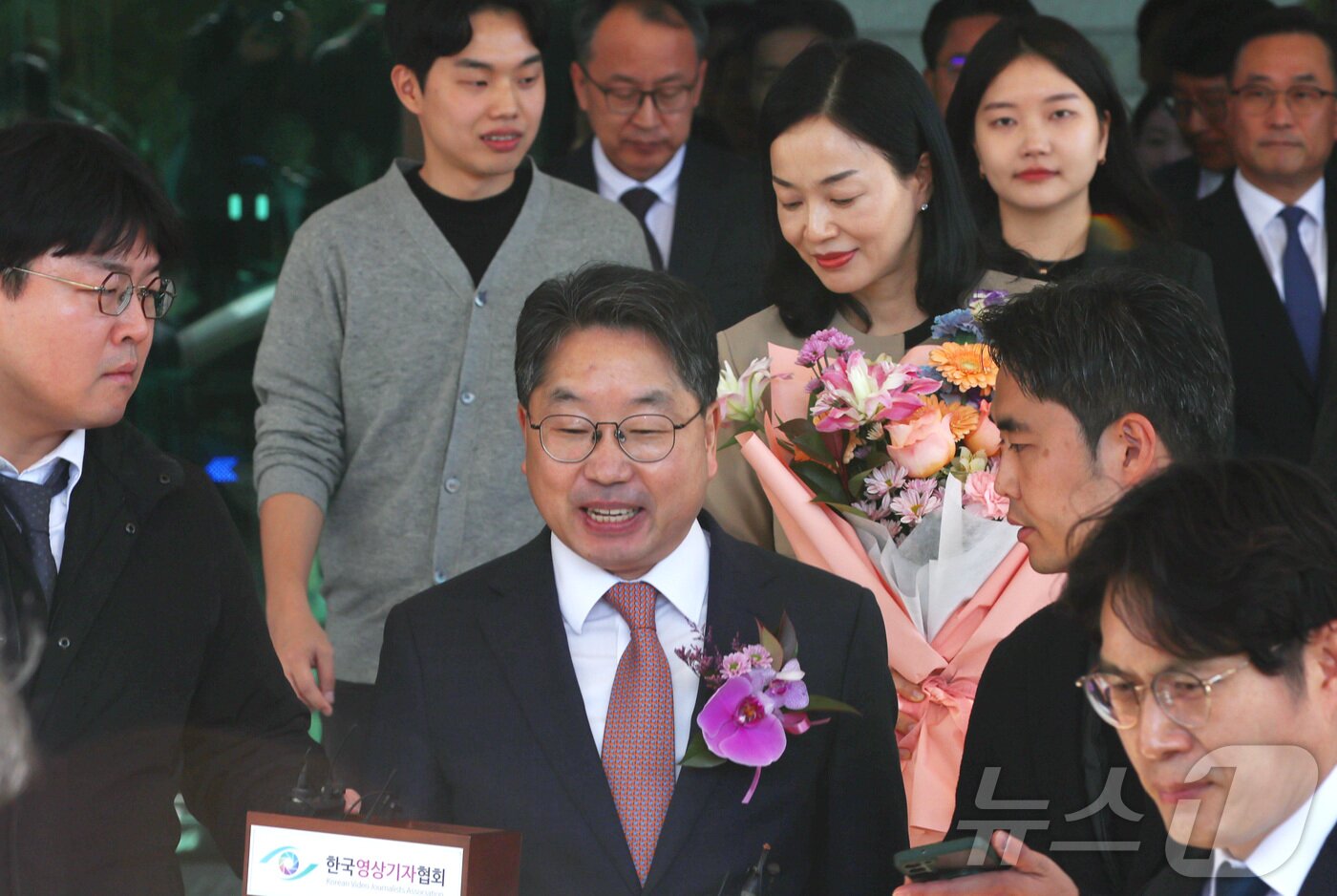 본문 이미지 - 노만석 검찰총장 직무대행이 14일 오전 서울 서초동 대검찰청에서 열린 비공개 퇴임식을 마치고 청사를 나서고 있다. 2025.11.14/뉴스1 ⓒ News1 김명섭 기자