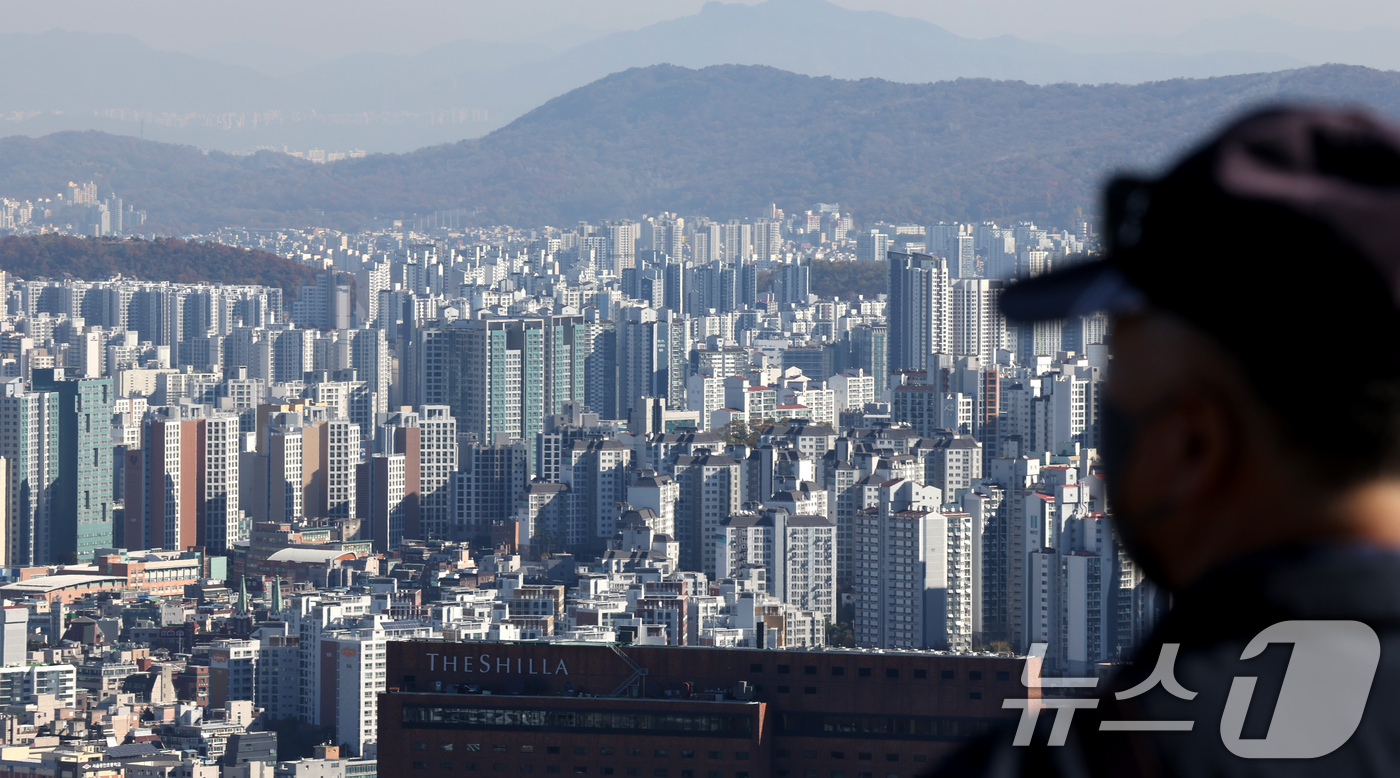 (서울=뉴스1) 장수영 기자 = 14일 서울 중구 남산에서 바라본 도심에 아파트 단지가 보이고 있다.서울 아파트 거래량이 지난달 대비 10분의 1 수준으로 급감한 것으로 나타났다. …