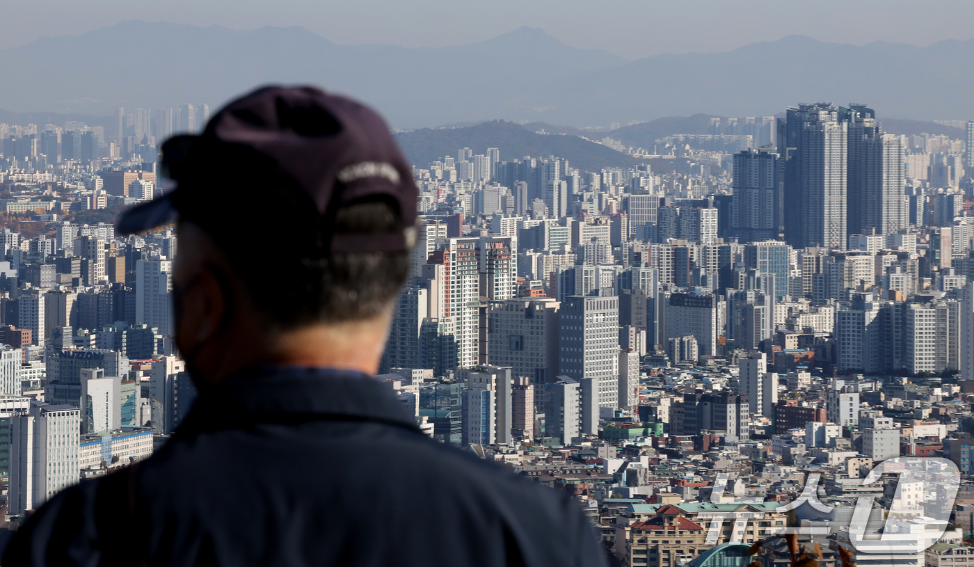 (서울=뉴스1) 장수영 기자 = 14일 서울 중구 남산에서 바라본 도심에 아파트 단지가 보이고 있다.서울 아파트 거래량이 지난달 대비 10분의 1 수준으로 급감한 것으로 나타났다. …