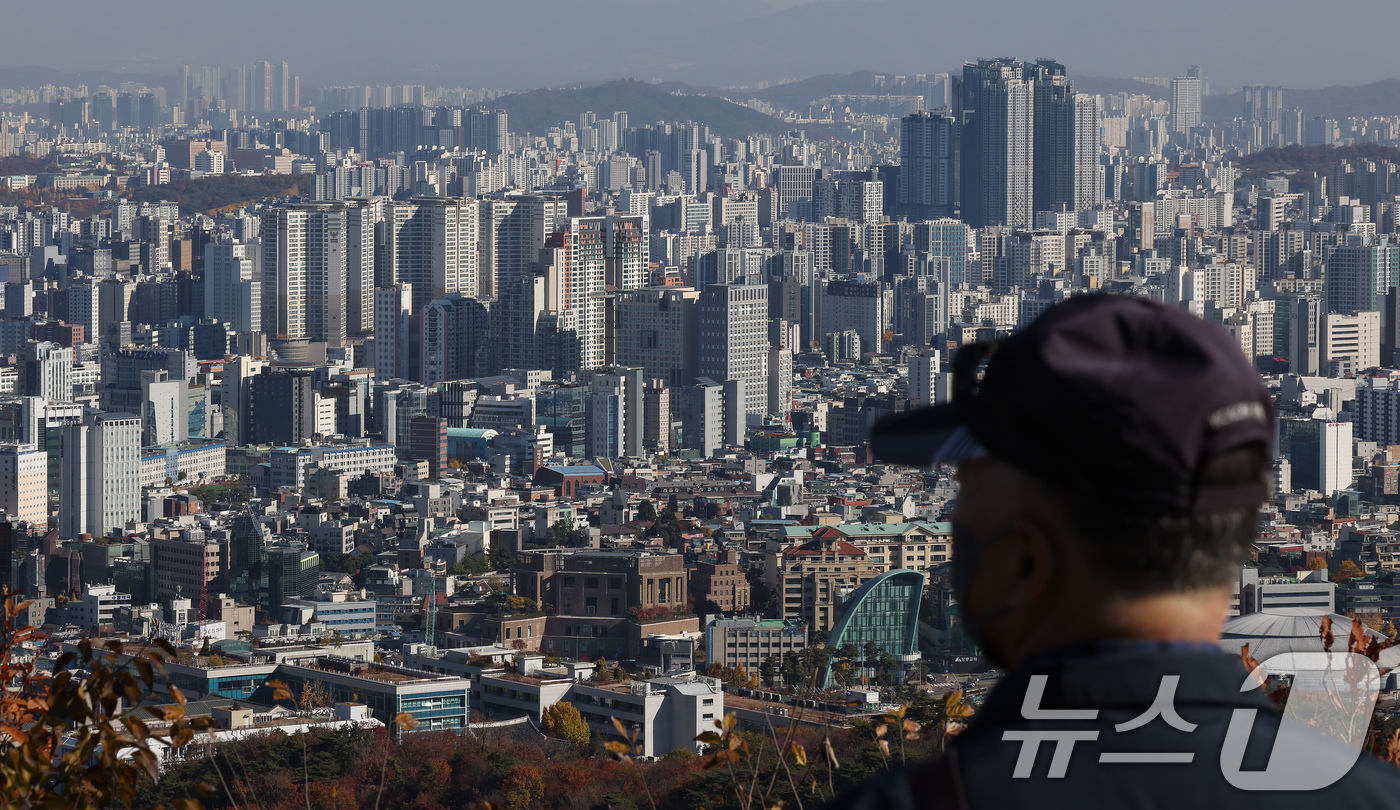 (서울=뉴스1) 장수영 기자 = 14일 서울 중구 남산에서 바라본 도심에 아파트 단지가 보이고 있다.서울 아파트 거래량이 지난달 대비 10분의 1 수준으로 급감한 것으로 나타났다. …