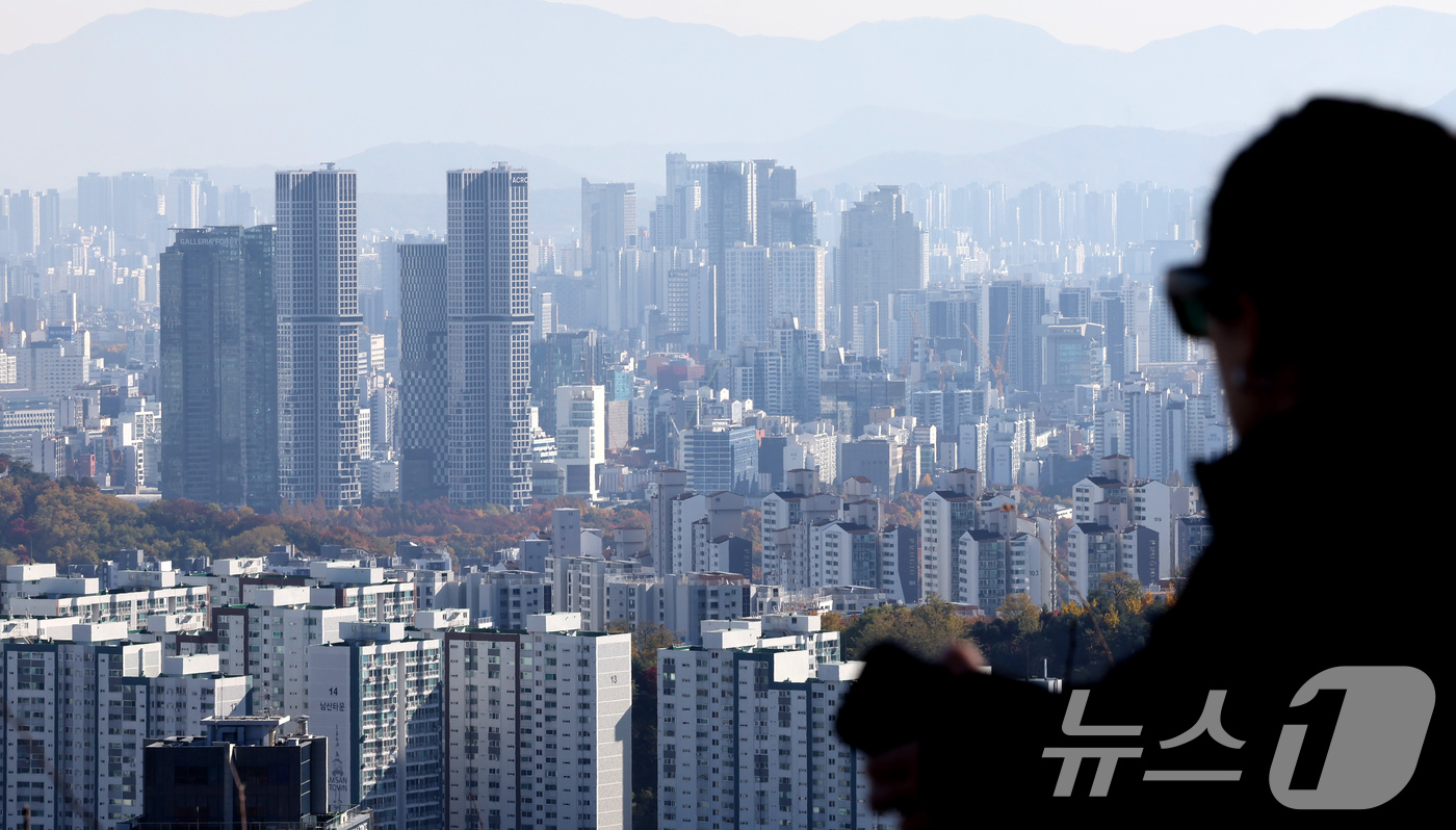 (서울=뉴스1) 장수영 기자 = 14일 서울 중구 남산에서 바라본 도심에 아파트 단지가 보이고 있다.서울 아파트 거래량이 지난달 대비 10분의 1 수준으로 급감한 것으로 나타났다. …