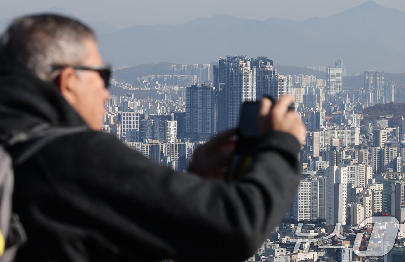 (서울=뉴스1) 장수영 기자 = 14일 서울 중구 남산에서 바라본 도심에 아파트 단지가 보이고 있다.서울 아파트 거래량이 지난달 대비 10분의 1 수준으로 급감한 것으로 나타났다. …