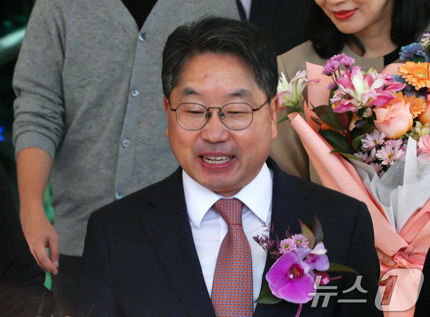 (서울=뉴스1) 김명섭 기자 = 노만석 검찰총장 직무대행이 14일 오전 서울 서초동 대검찰청에서 열린 비공개 퇴임식을 마치고 청사를 나서고 있다. 2025.11.14/뉴스1