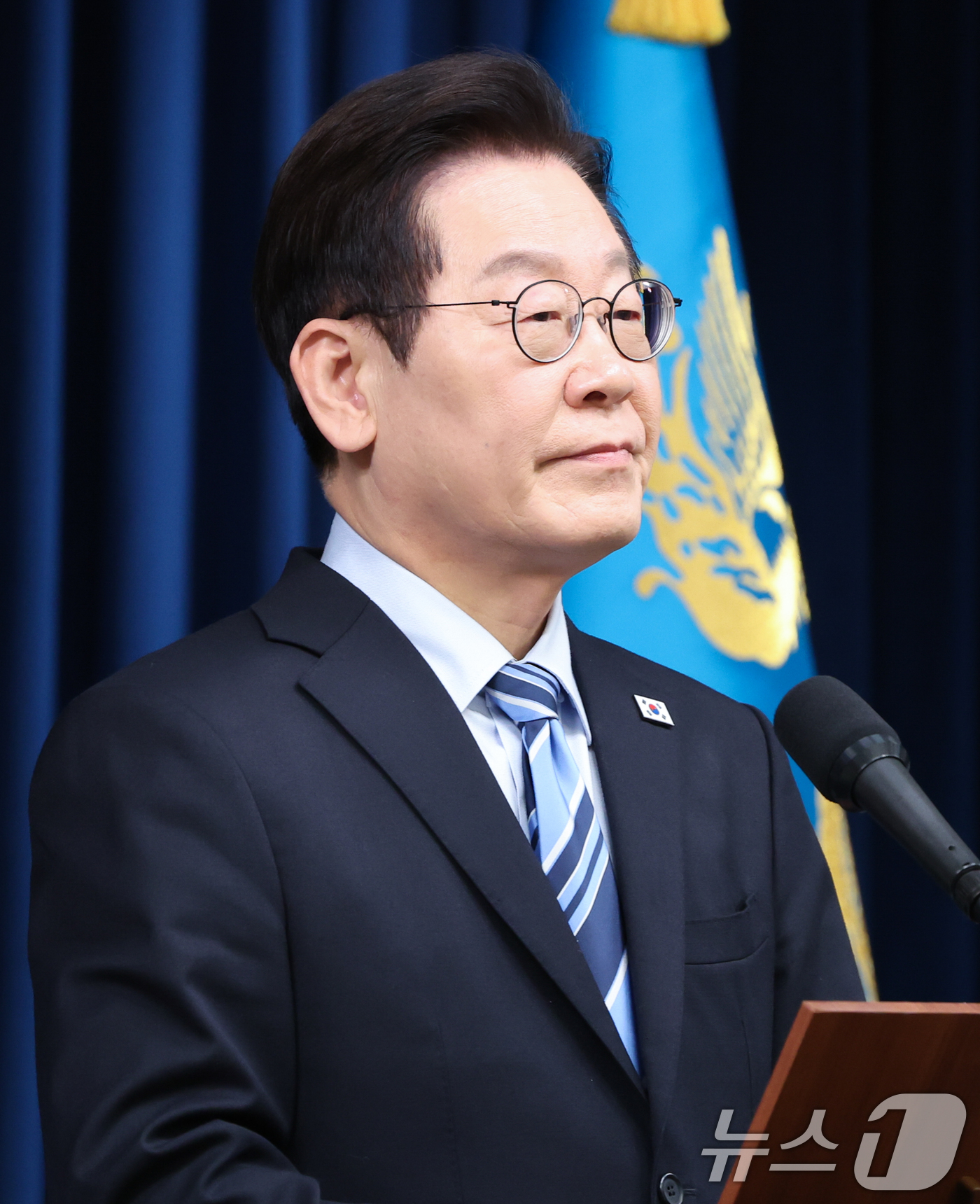 (서울=뉴스1) 허경 기자 = 이재명 대통령이 14일 서울 용산 대통령실 청사에서 한·미 팩트시트 타결 결과를 발표하기 위해 입장하고 있다. 2025.11.14/뉴스1