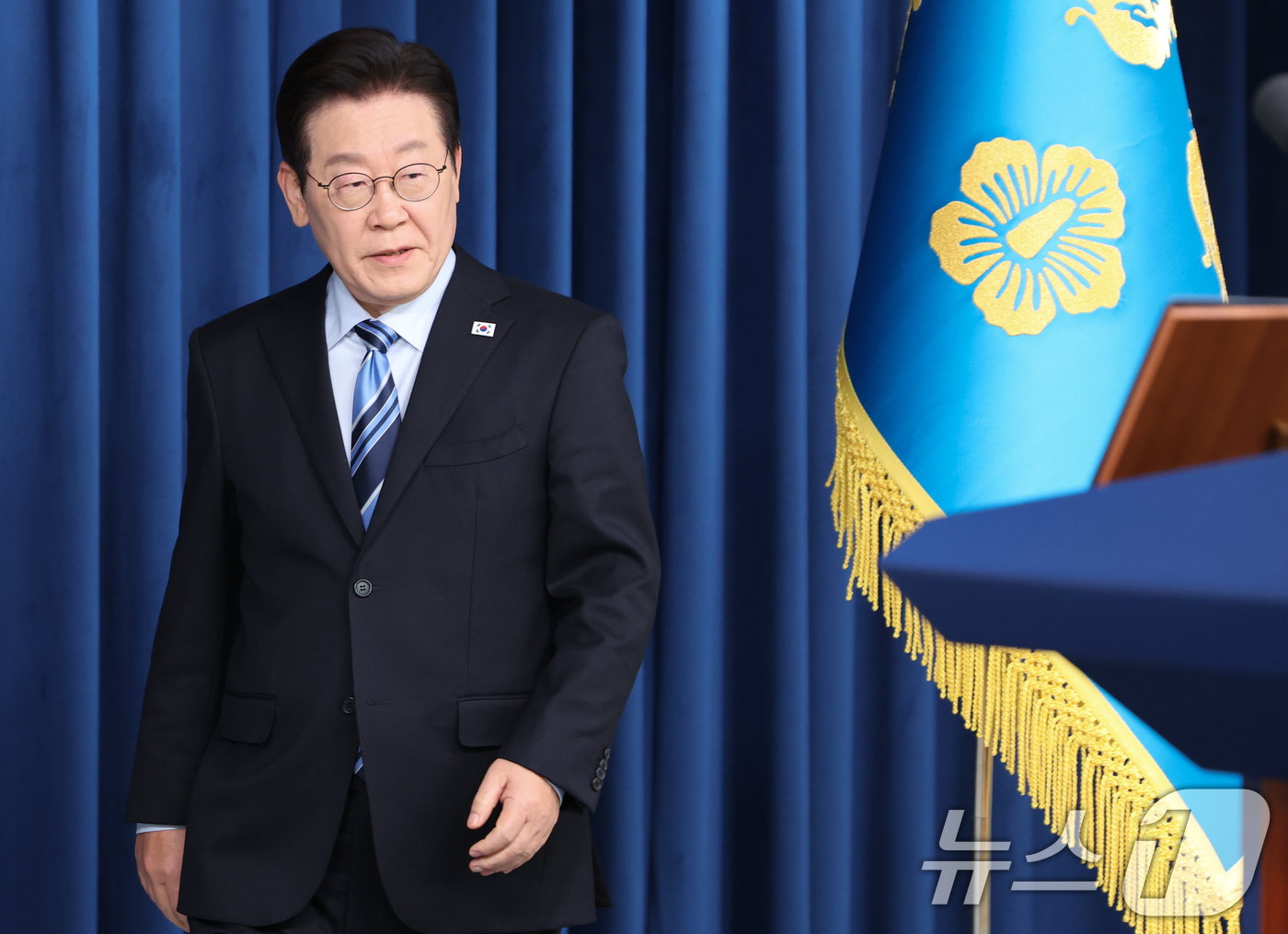 (서울=뉴스1) 허경 기자 = 이재명 대통령이 14일 서울 용산 대통령실 청사에서 한·미 팩트시트 타결 결과를 발표하기 위해 입장하고 있다. 2025.11.14/뉴스1