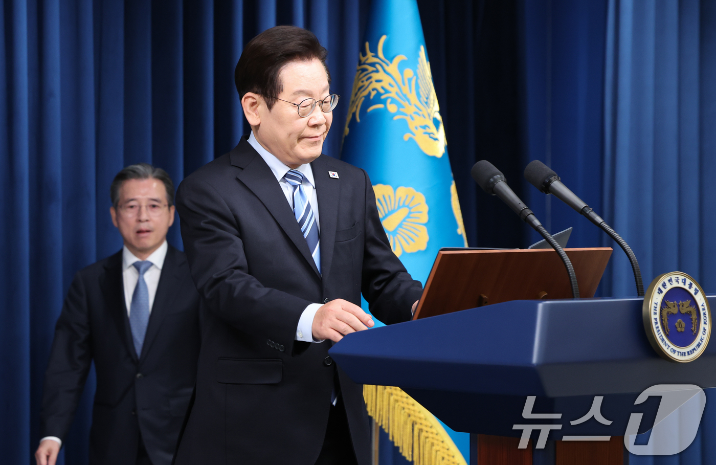 (서울=뉴스1) 허경 기자 = 이재명 대통령이 14일 서울 용산 대통령실 청사에서 한·미 팩트시트 타결 결과를 발표하기 위해 입장하고 있다. 2025.11.14/뉴스1