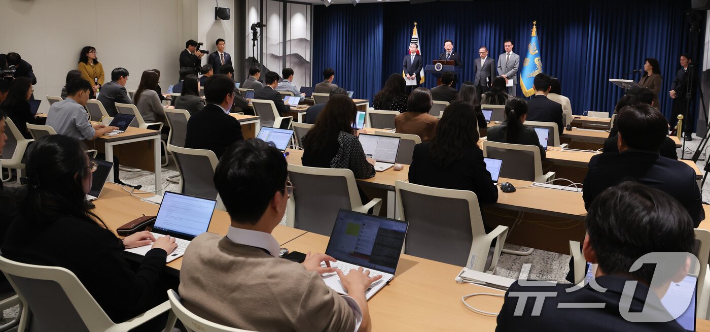 본문 이미지 - 이재명 대통령이 14일 서울 용산 대통령실 청사에서 한·미 팩트시트 타결 결과를 발표하고 있다. 2025.11.14/뉴스1 ⓒ News1 허경 기자