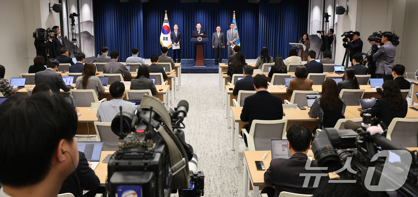 (서울=뉴스1) 허경 기자 = 이재명 대통령이 14일 서울 용산 대통령실 청사에서 한·미 팩트시트 타결 결과를 발표하고 있다. 2025.11.14/뉴스1