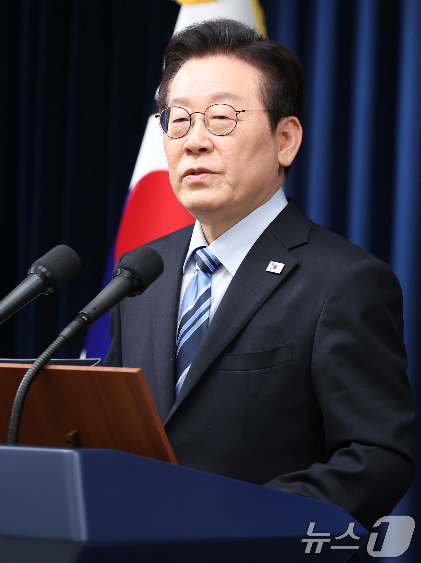 (서울=뉴스1) 허경 기자 = 이재명 대통령이 14일 서울 용산 대통령실 청사에서 한·미 팩트시트 타결 결과를 발표한 뒤 기자들의 질문에 답변하고 있다. 2025.11.14/뉴스1 …