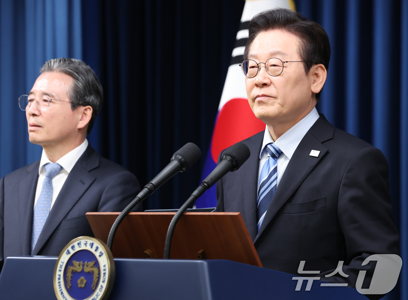 (서울=뉴스1) 허경 기자 = 이재명 대통령이 14일 서울 용산 대통령실 청사에서 한·미 팩트시트 타결 결과를 발표한 뒤 기자들의 질문을 경청하고 있다. 2025.11.14/뉴스1 …