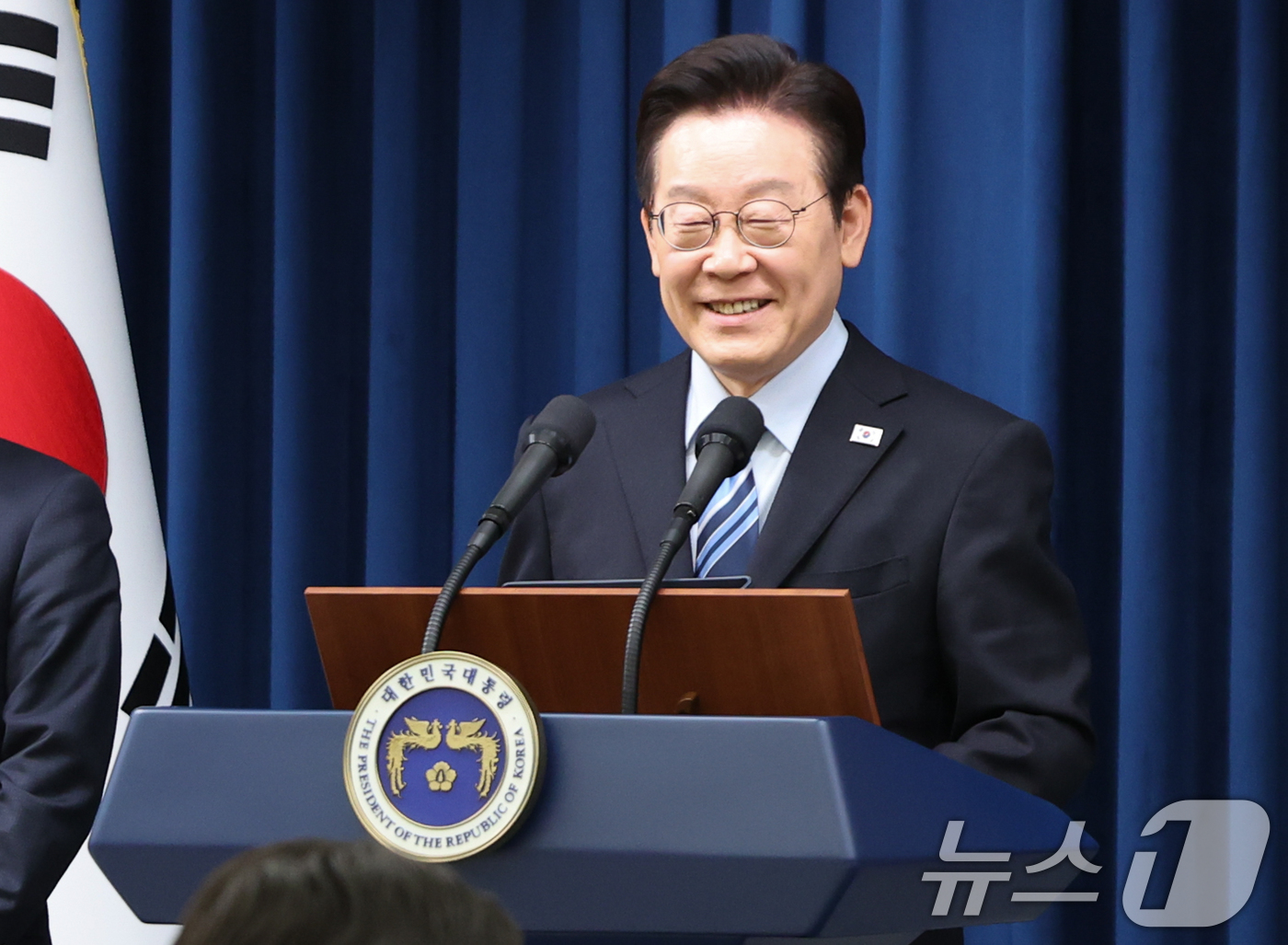 (서울=뉴스1) 허경 기자 = 이재명 대통령이 14일 서울 용산 대통령실 청사에서 한·미 팩트시트 타결 결과를 발표한 뒤 기자들의 질문에 답변하고 있다. 2025.11.14/뉴스1 …