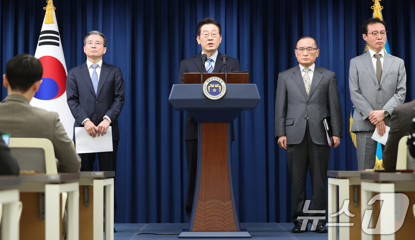 (서울=뉴스1) 허경 기자 = 이재명 대통령이 14일 서울 용산 대통령실 청사에서 한·미 팩트시트 타결 결과를 발표하고 있다. 왼쪽부터 김용범 정책실장, 이 대통령, 위성락 국가안 …