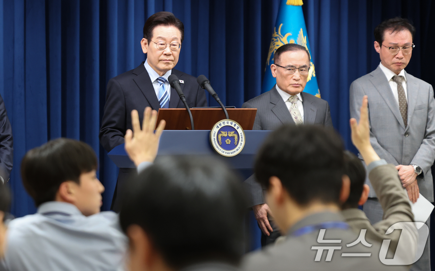 (서울=뉴스1) 허경 기자 = 이재명 대통령이 14일 서울 용산 대통령실 청사에서 한·미 팩트시트 타결 결과를 발표한 뒤 기자들의 질문을 받고 있다. 2025.11.14/뉴스1