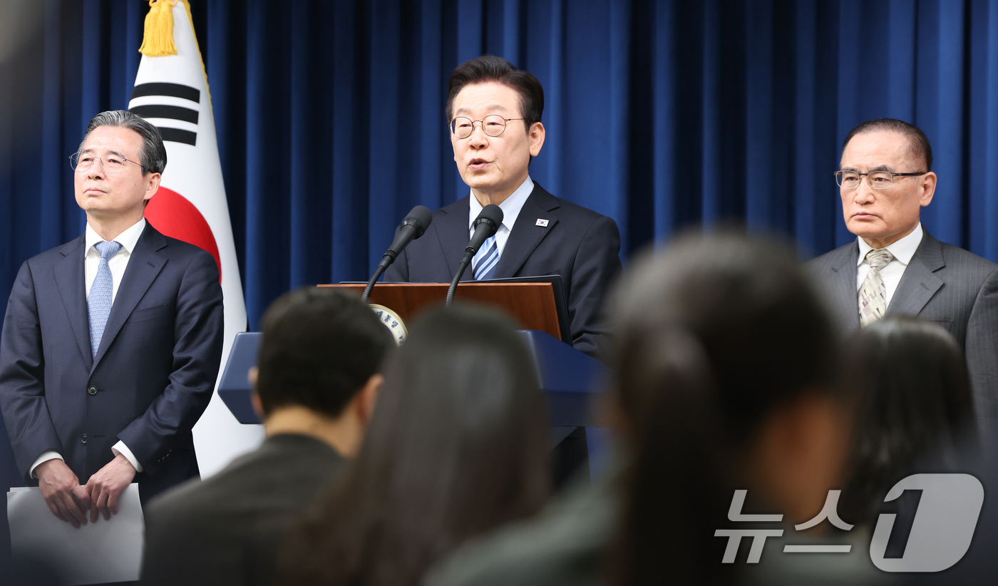 (서울=뉴스1) 허경 기자 = 이재명 대통령이 14일 서울 용산 대통령실 청사에서 한·미 팩트시트 타결 결과를 발표하고 있다. 2025.11.14/뉴스1