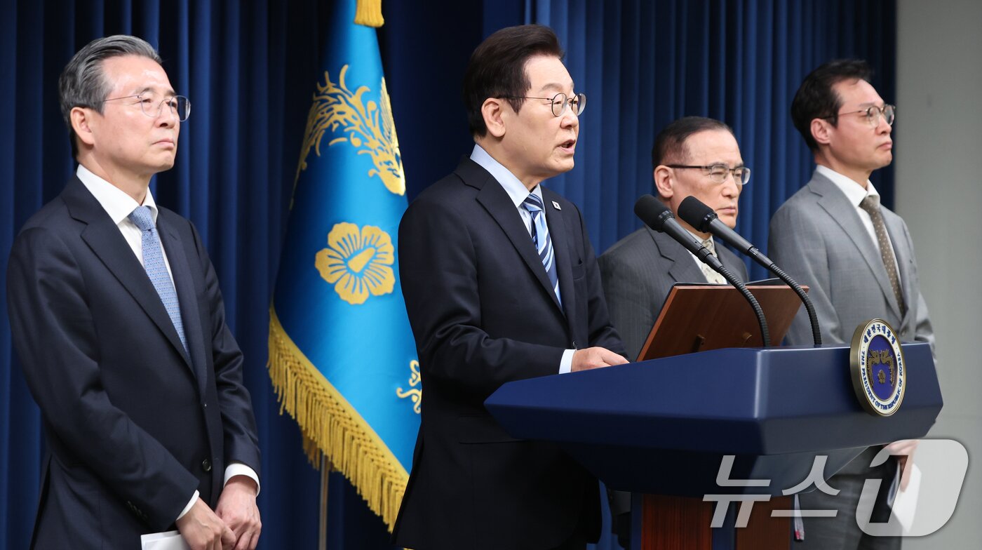 본문 이미지 - 이재명 대통령이 14일 서울 용산 대통령실 청사에서 한·미 팩트시트 타결 결과를 발표하고 있다. 왼쪽부터 김용범 정책실장, 이 대통령, 위성락 국가안보실장, 이규연 홍보소통수석. 2025.11.14/뉴스1 ⓒ News1 허경 기자