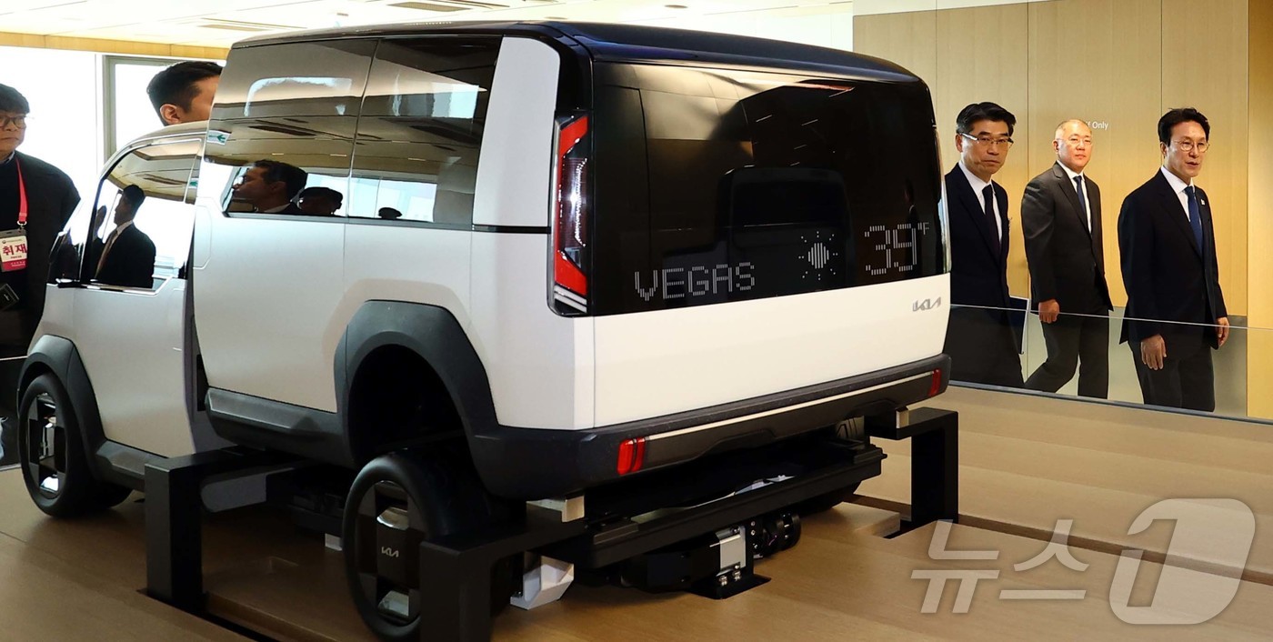 (화성=뉴스1) 청사사진기자단 = 김민석 국무총리와 정의선 현대차그룹 회장, 송호성 기아차 사장이 14일 경기도 화성시 우정읍 기아오토랜드 화성 내 화성대에서 미래차 산업전략 대화 …