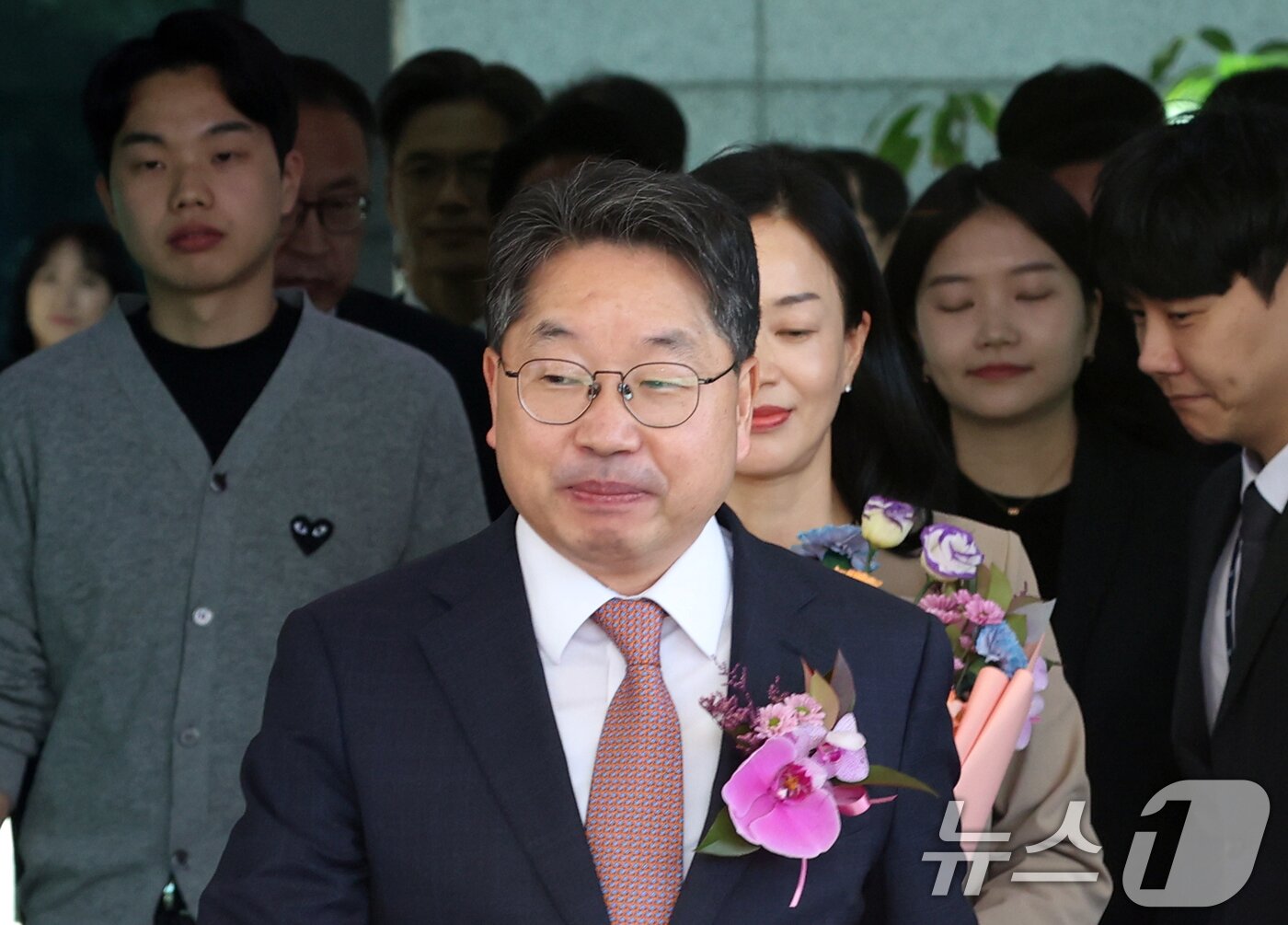 본문 이미지 - 노만석 검찰총장 직무대행이 14일 오전 서울 서초동 대검찰청에서 열린 비공개 퇴임식을 마치고 청사를 나서고 있다. 2025.11.14/뉴스1 ⓒ News1 김명섭 기자