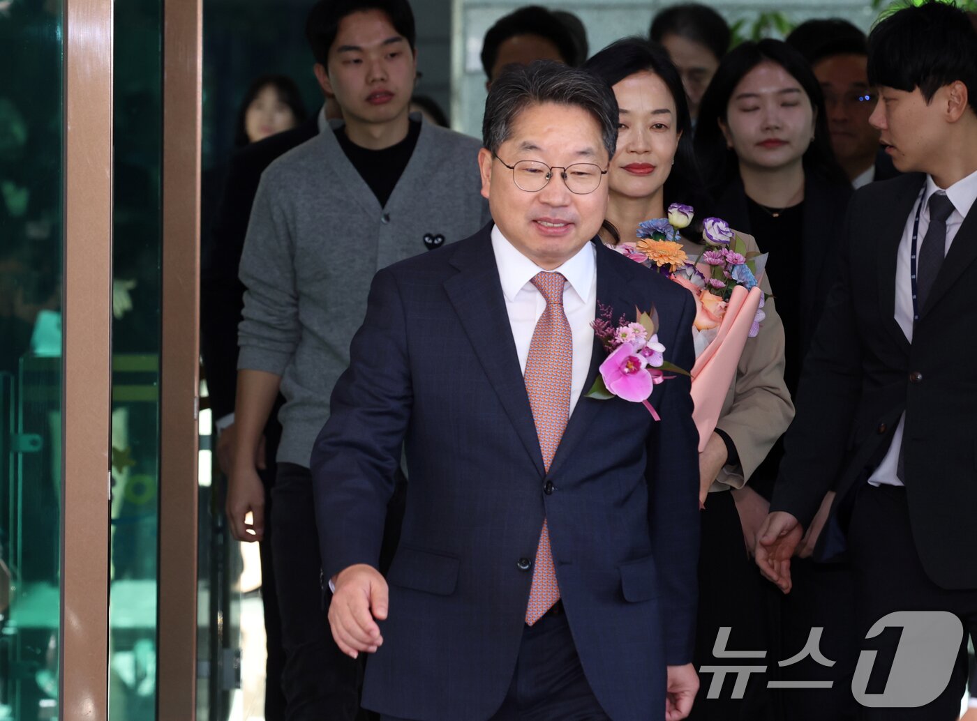 본문 이미지 - 노만석 검찰총장 직무대행이 14일 오전 서울 서초동 대검찰청에서 열린 비공개 퇴임식을 마치고 청사를 나서고 있다. 2025.11.14/뉴스1 ⓒ News1 김명섭 기자