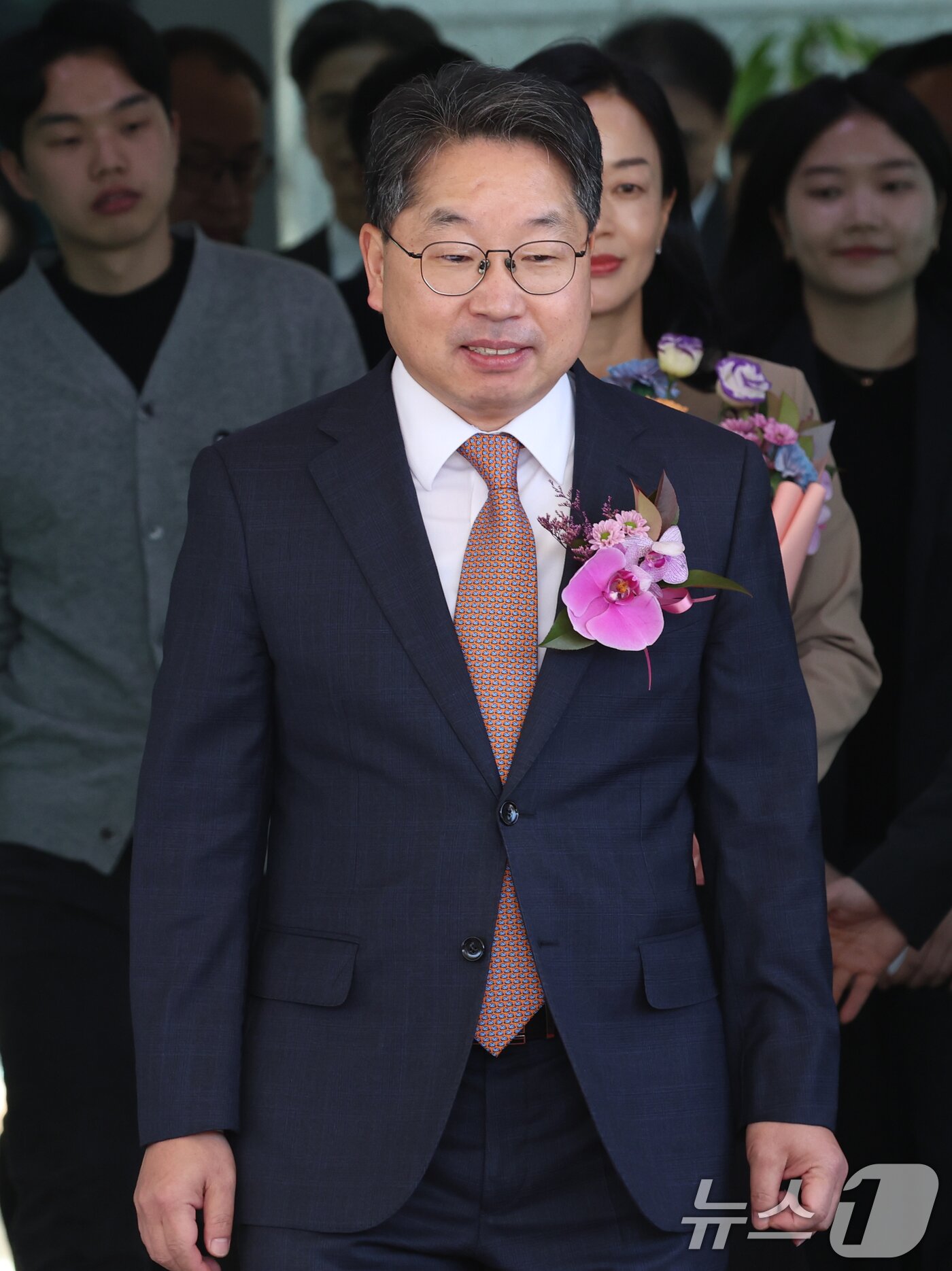 본문 이미지 - 노만석 검찰총장 직무대행이 14일 오전 서울 서초동 대검찰청에서 열린 비공개 퇴임식을 마치고 청사를 나서고 있다. 2025.11.14/뉴스1 ⓒ News1 김명섭 기자