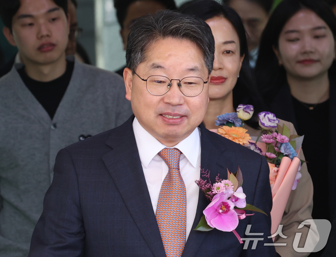 (서울=뉴스1) 김명섭 기자 = 노만석 검찰총장 직무대행이 14일 오전 서울 서초동 대검찰청에서 열린 비공개 퇴임식을 마치고 청사를 나서고 있다. 2025.11.14/뉴스1