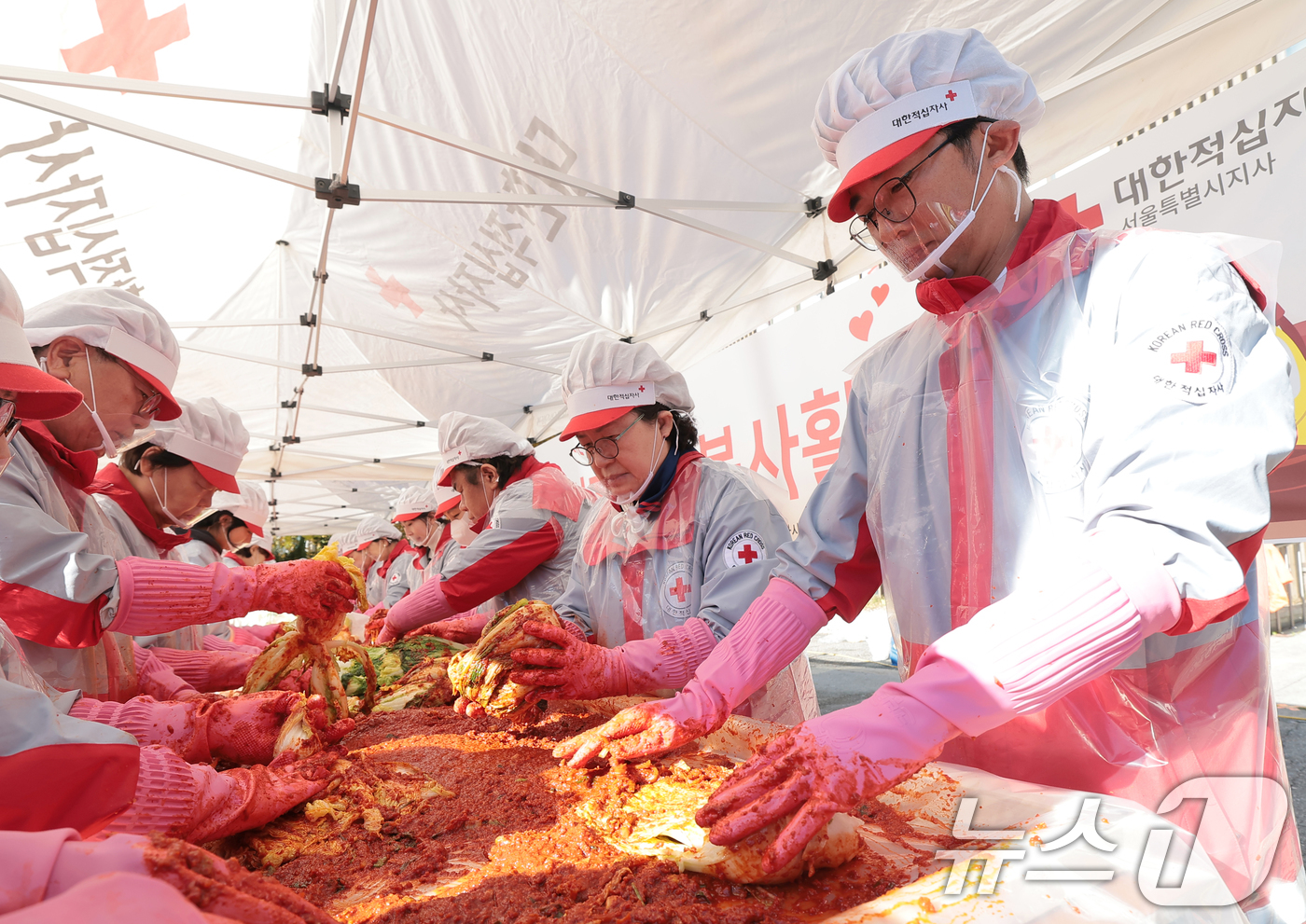 (서울=뉴스1) 권현진 기자 = 배우 안재욱이 14일 오전 서울 노원구 대한적십자사 서울특별시지사 북부봉사관에서 열린 사랑의 김장나눔 행사에서 지역 취약계층에게 전달할 김치를 담그 …