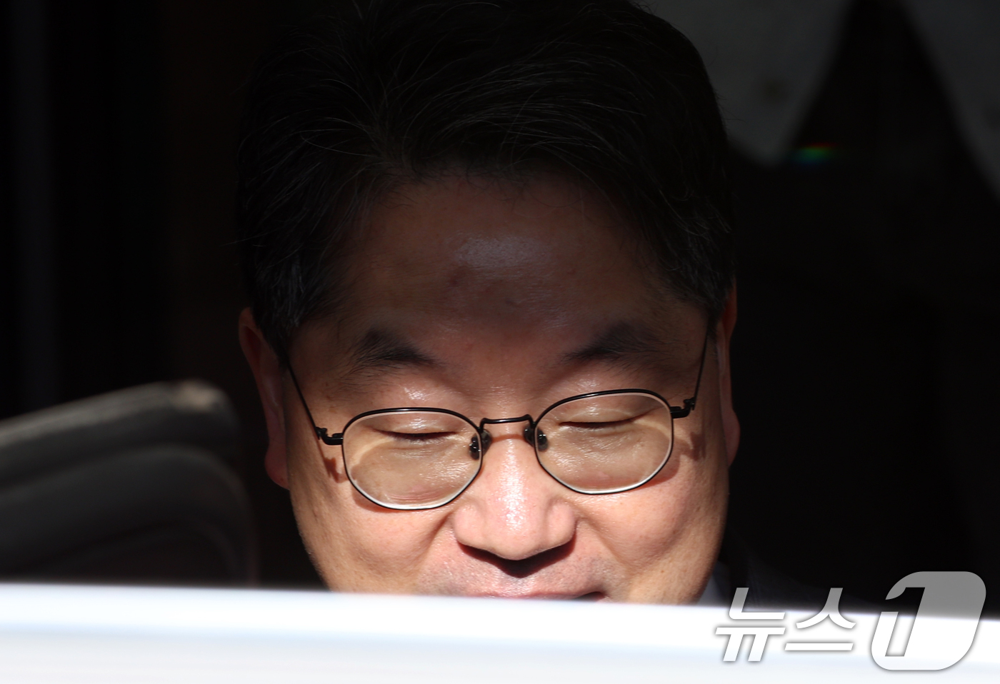 (서울=뉴스1) 김명섭 기자 = 노만석 검찰총장 직무대행이 14일 오전 서울 서초동 대검찰청에서 열린 비공개 퇴임식을 마치고 청사를 나서고 있다. 2025.11.14/뉴스1