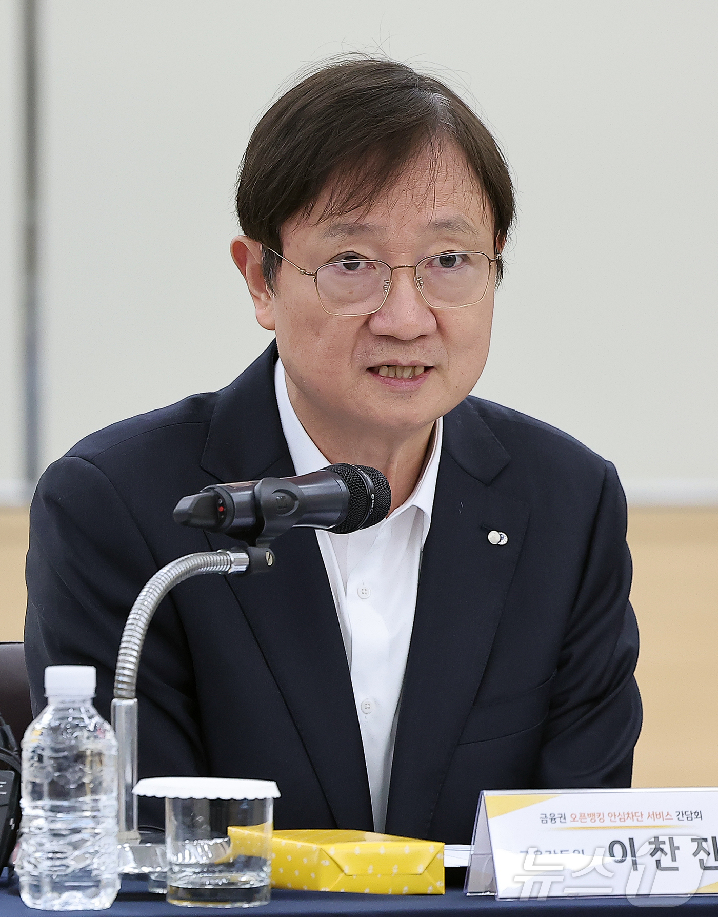 (서울=뉴스1) 김진환 기자 = 이찬진 금융감독원장이 14일 오전 서울 영등포구 여의도 국민은행 여의도영업부에서 열린 ‘오픈뱅킹 안심차단서비스 출시 관련 현장방문 간담회’에서 모두 …