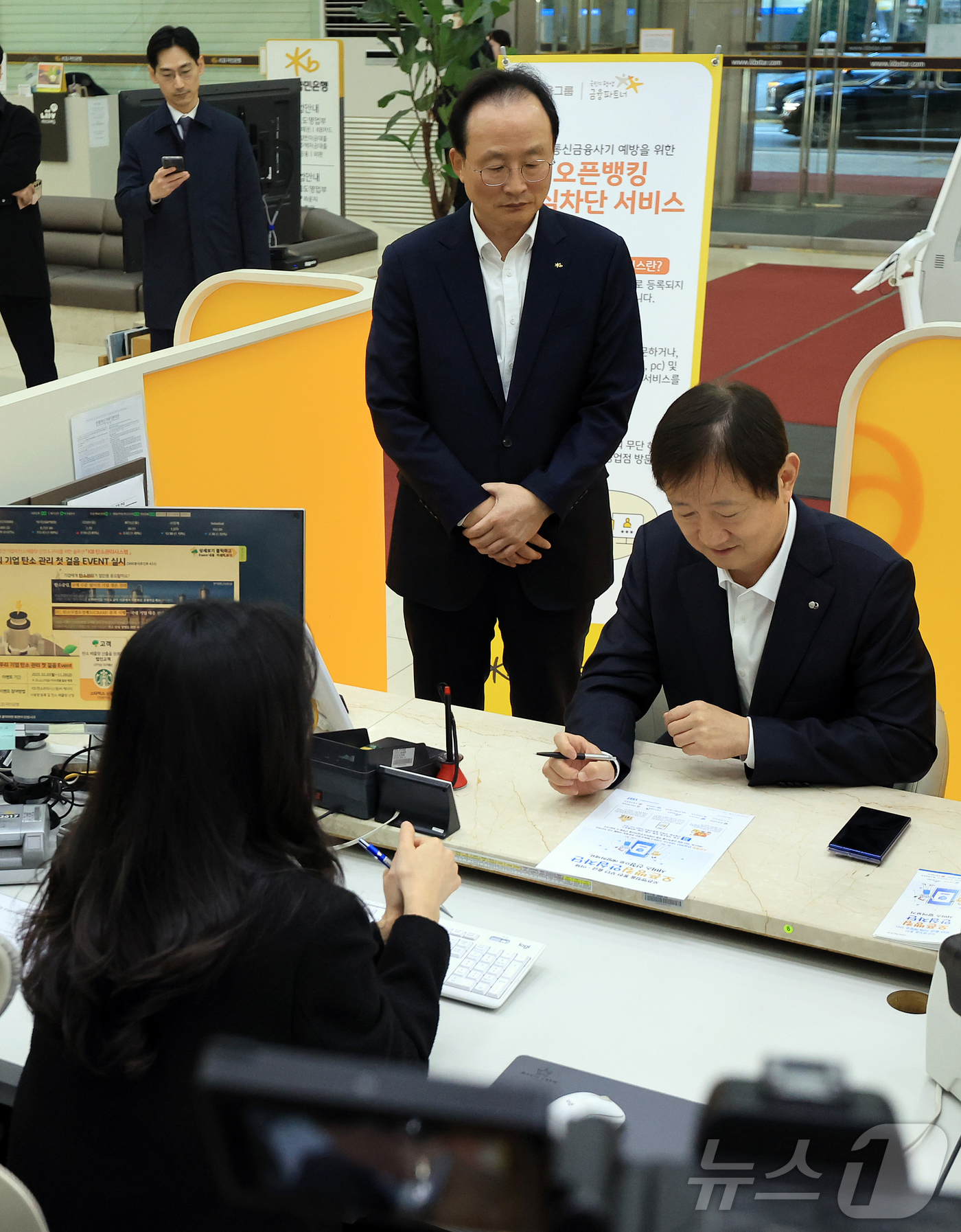 (서울=뉴스1) 김진환 기자 = 이찬진 금융감독원장이 14일 오전 서울 영등포구 여의도 국민은행 여의도영업부에서 열린 ‘오픈뱅킹 안심차단서비스 출시 관련 현장방문 간담회’에서 서비 …