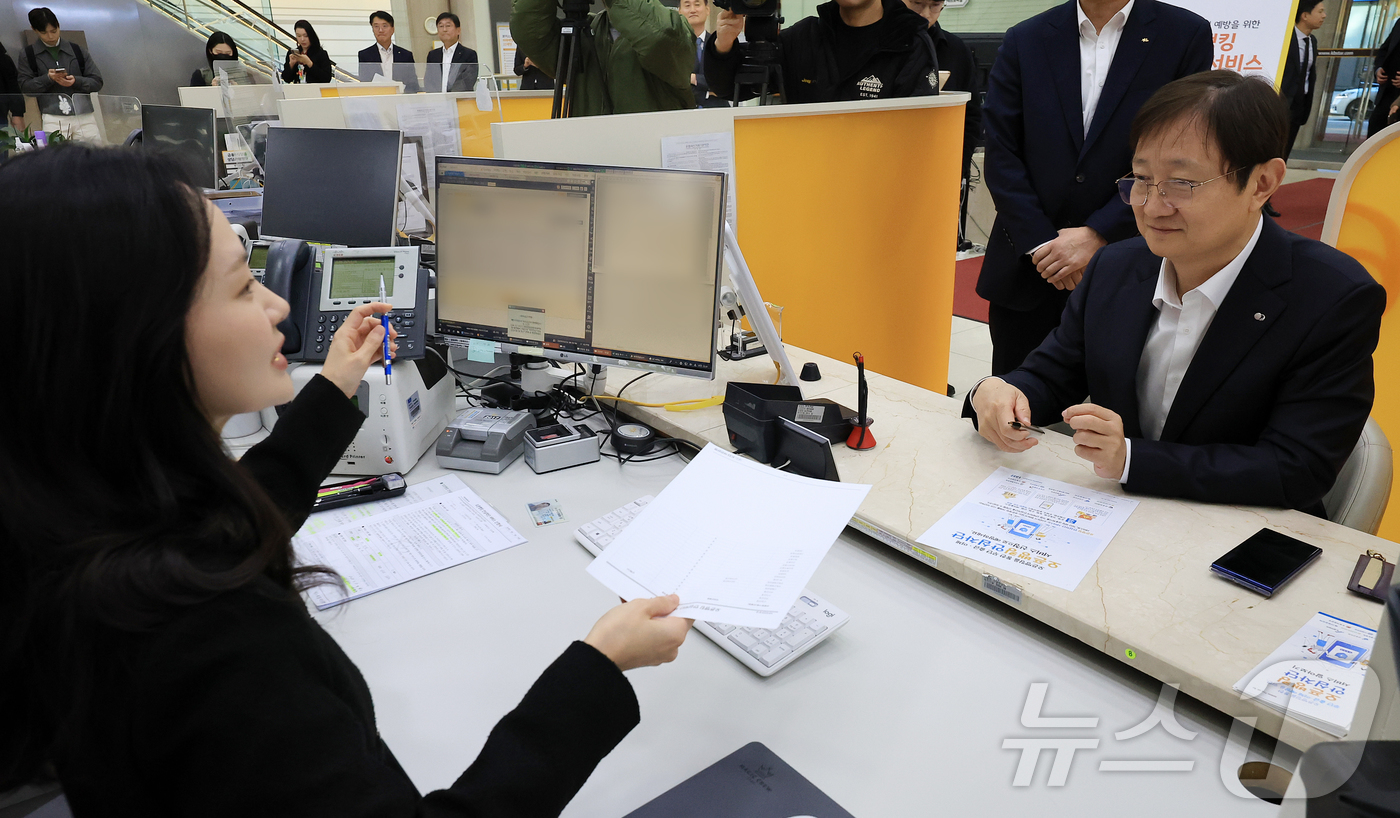 (서울=뉴스1) 김진환 기자 = 이찬진 금융감독원장이 14일 오전 서울 영등포구 여의도 국민은행 여의도영업부에서 열린 ‘오픈뱅킹 안심차단서비스 출시 관련 현장방문 간담회’에서 서비 …