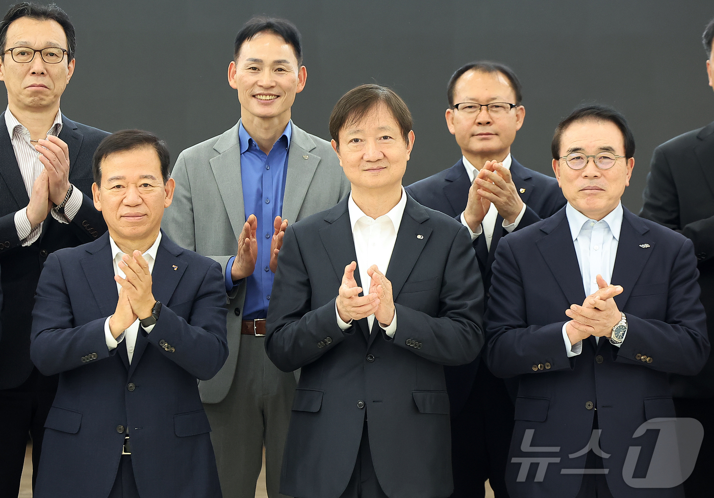 (서울=뉴스1) 김진환 기자 = 이찬진 금융감독원장이 14일 오전 서울 영등포구 여의도 국민은행 여의도영업부에서 열린 ‘오픈뱅킹 안심차단서비스 출시 관련 현장방문 간담회’에서 조용 …