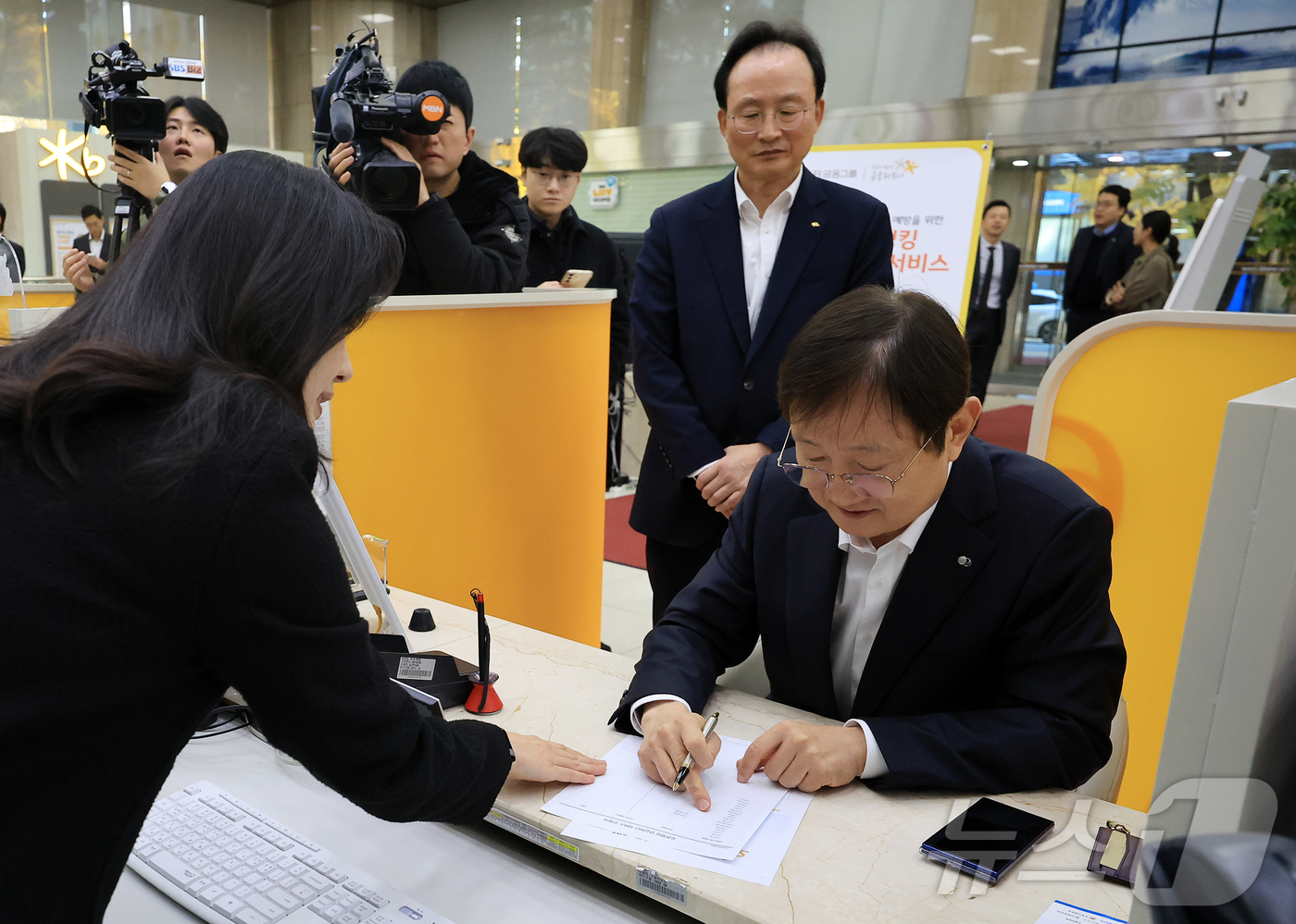 (서울=뉴스1) 김진환 기자 = 이찬진 금융감독원장이 14일 오전 서울 영등포구 여의도 국민은행 여의도영업부에서 열린 ‘오픈뱅킹 안심차단서비스 출시 관련 현장방문 간담회’에서 서비 …