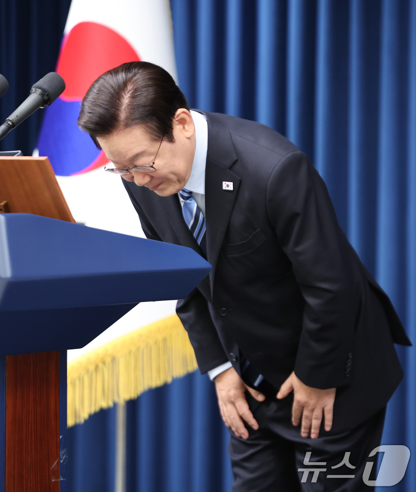 (서울=뉴스1) 허경 기자 = 이재명 대통령이 14일 서울 용산 대통령실 청사에서 한·미 팩트시트 타결 관련 발표한 뒤 인사하고 있다. 2025.11.14/뉴스1