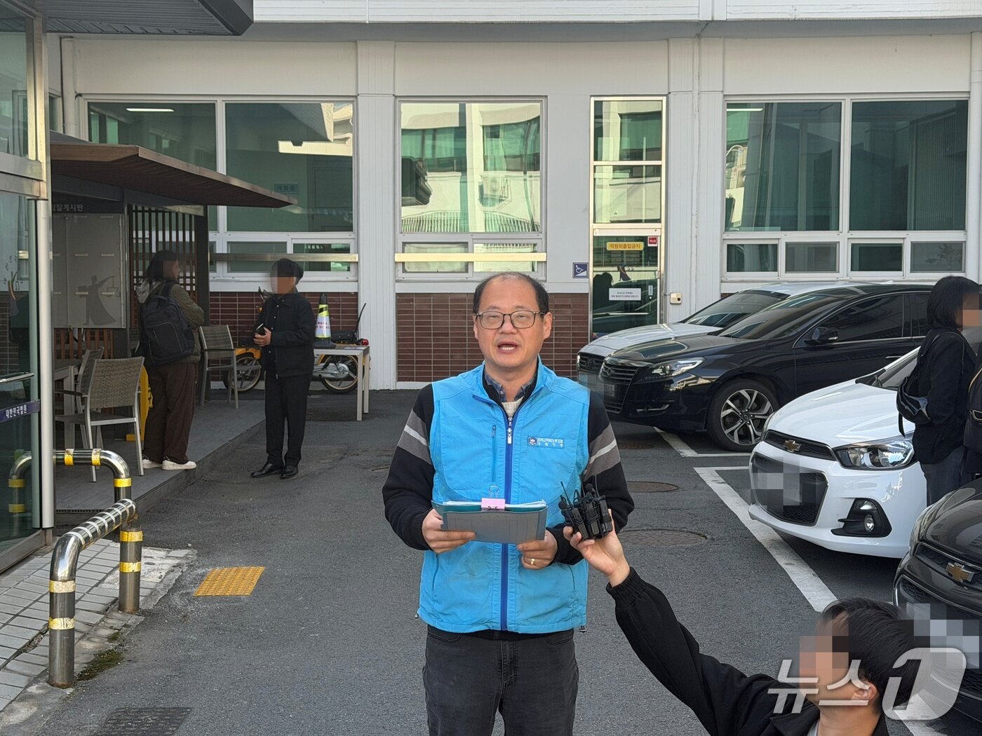 본문 이미지 -  최고봉 전교조 강원지부장이 14일 춘천지법 법정 앞에서 초등학생이 현장체험학습 중 교통사고로 숨진 사건과 관련해 업무상 과실치사 혐의로 항소심 재판을 받은 교사들에 대한 입장을 밝히고 있다.2025.11.14 한귀섭 기자