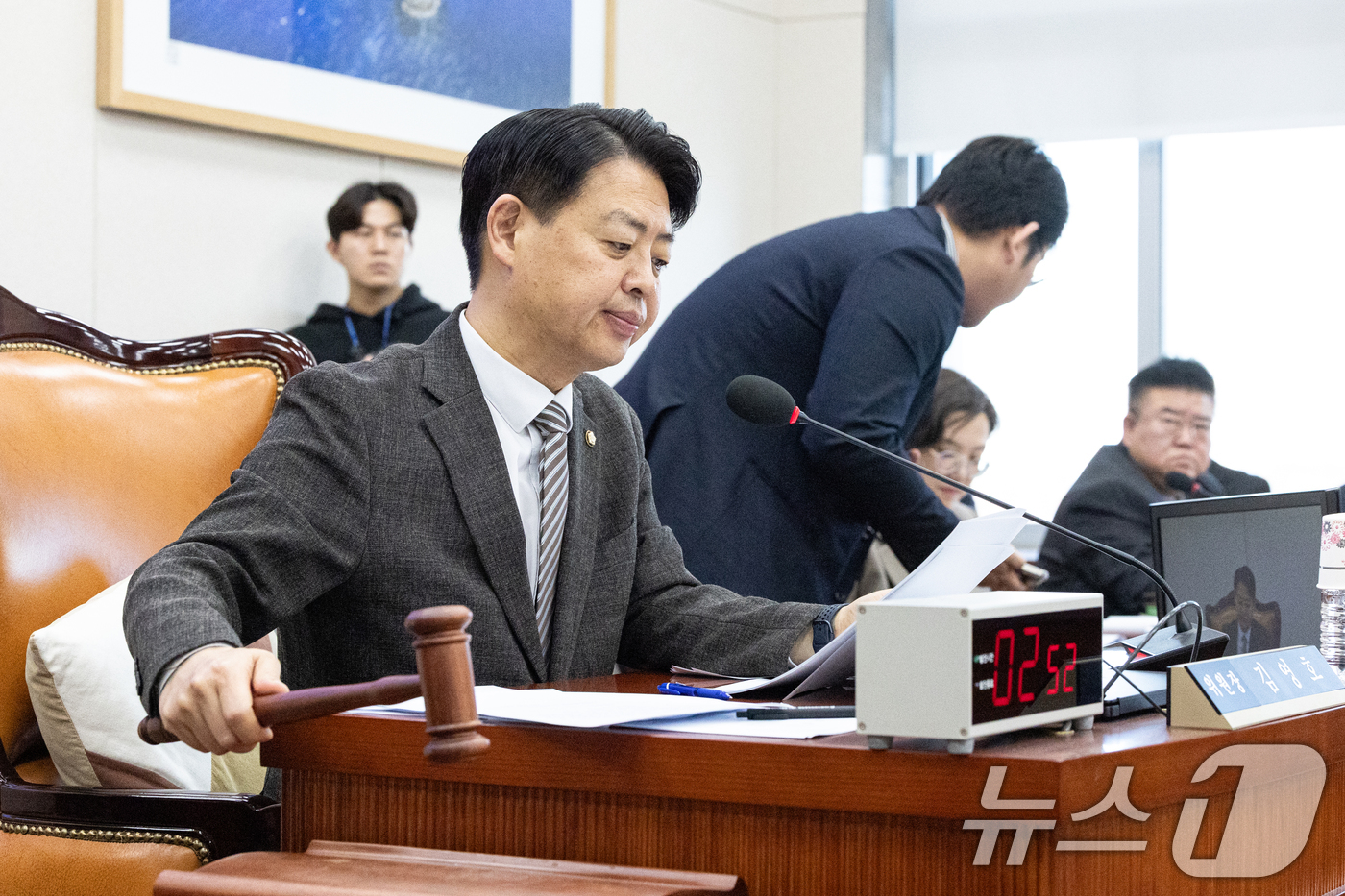 (서울=뉴스1) 이승배 기자 = 14일 서울 여의도 국회에서 열린 제429회국회(정기회) 교육위원회 제8차 전체회의에서 김영호 위원장이 의사봉을 두드리고 있다. 2025.11.14 …