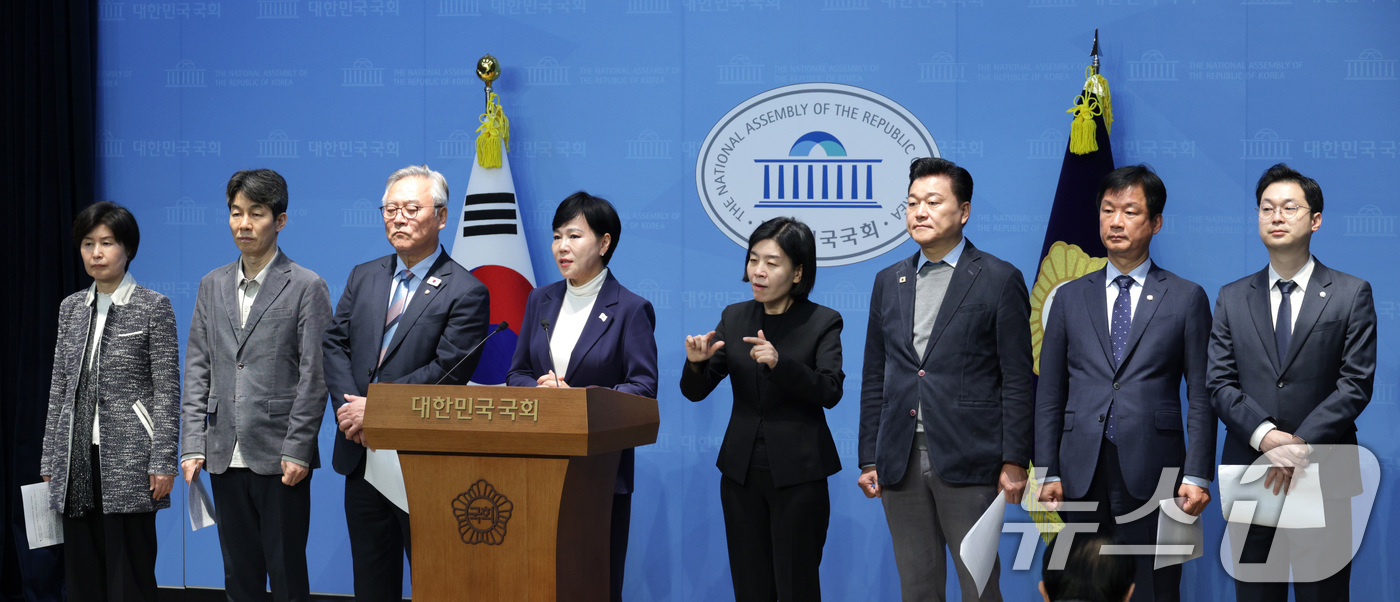 (서울=뉴스1) 신웅수 기자 = 전현희 위원장을 비롯한 더불어민주당 3대특검 대응 특별위원회 위원들이 14일 서울 여의도 국회 소통관에서 박성재 전 법무부 장관, 황교안 전 국무총 …