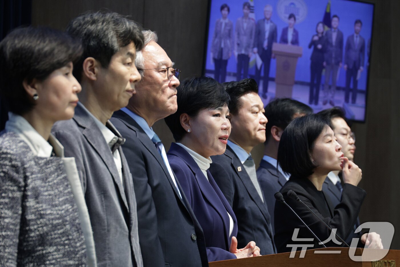 본문 이미지 - 전현희 위원장을 비롯한 더불어민주당 3대특검 대응 특별위원회 위원들이 지난 14일 서울 여의도 국회 소통관에서 박성재 전 법무부 장관, 황교안 전 국무총리 구속영장을 기각한 사법부를 규탄하는 기자회견을 하고 있다. /뉴스1 ⓒ News1 신웅수 기자