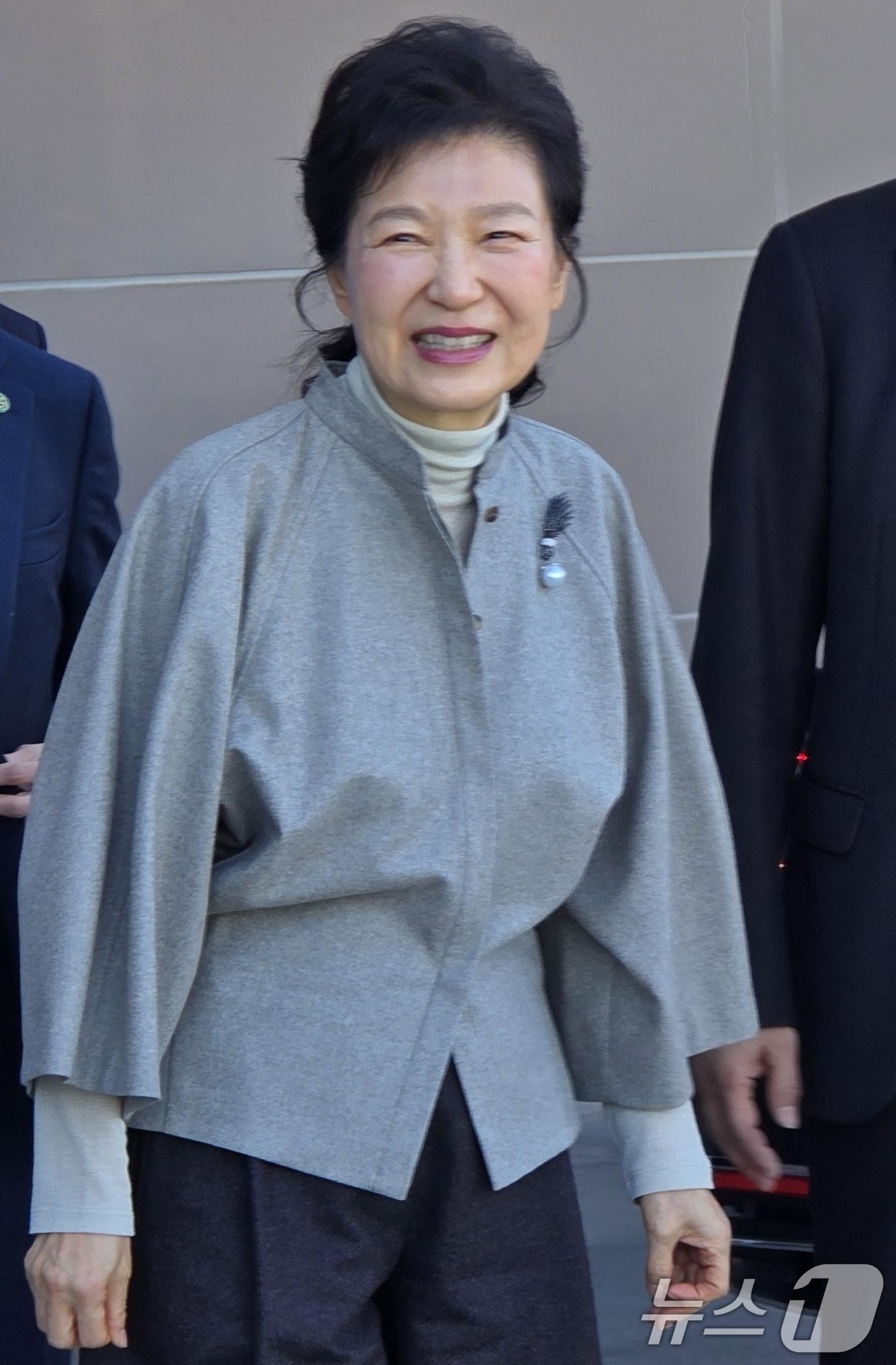 (구미=뉴스1) 정우용 기자 = 박근혜 전 대통령이 14일 경북 구미시 구미복합문화스포츠센터에서 열린 박정희 전 대통령 108돌 문화행사에 참석을 마친 후 행사장을 빠져 나오고 있 …