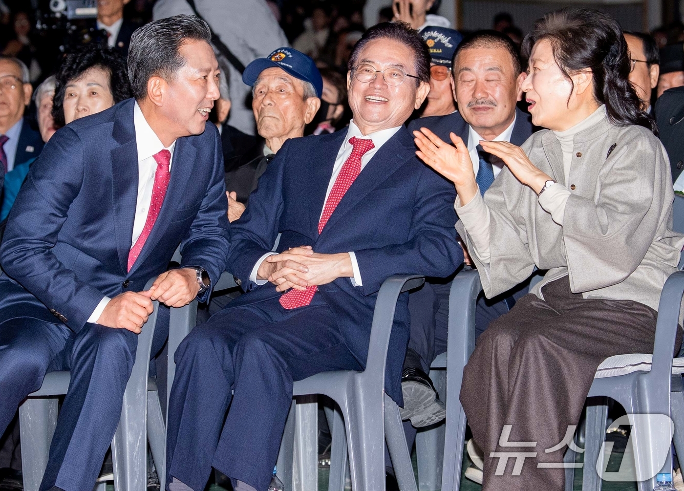 (구미=뉴스1) 정우용 기자 = 박근혜 전 대통령이 14일 경북 구미시 구미복합문화스포츠센터에서 열린 박정희 전 대통령 108돌 문화행사에서 이철우 경북지사, 김장호 구미시장과 웃 …