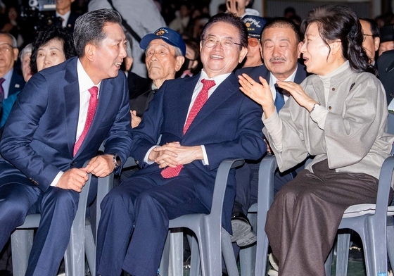 이철우 경북지사, 김장호 구미시장과 대화 나누는 박근혜 전 대통령