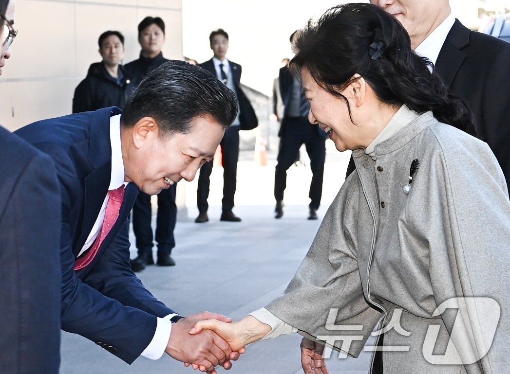 (구미=뉴스1) 정우용 기자 = 박근혜 전 대통령이 14일 경북 구미시 구미복합문화스포츠센터에서 열린 박정희 전 대통령 108돌 문화행사에 참석하며 김장호 구미시장과 인사를 나누고 …