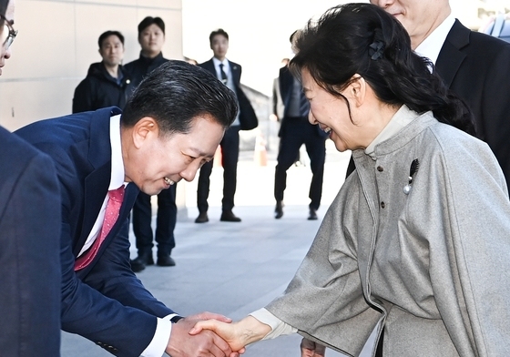 박근혜 전 대통령과 인사 나누는 김장호 구미시장